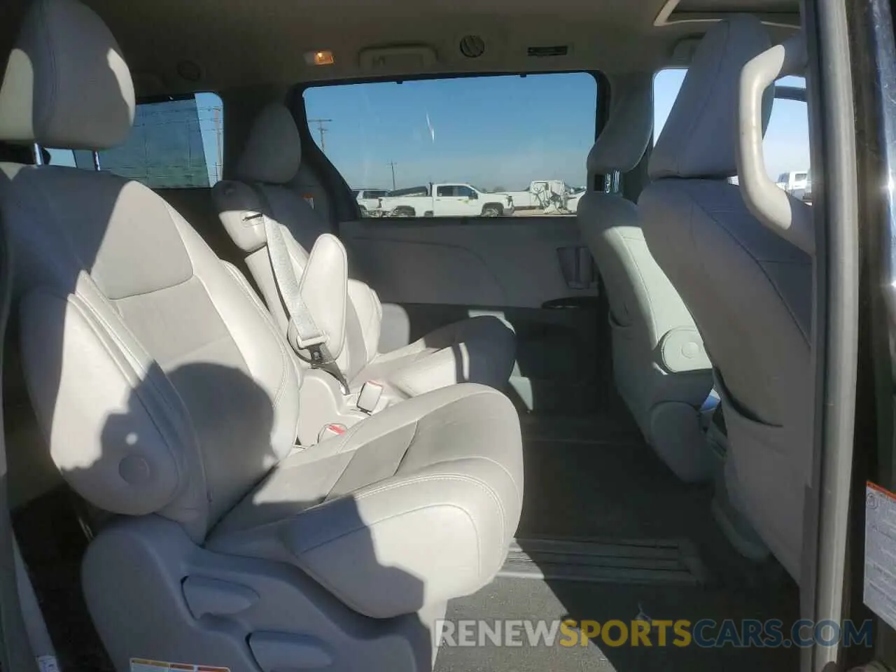 11 Photograph of a damaged car 5TDYZ3DC2KS987523 TOYOTA All Models 2019