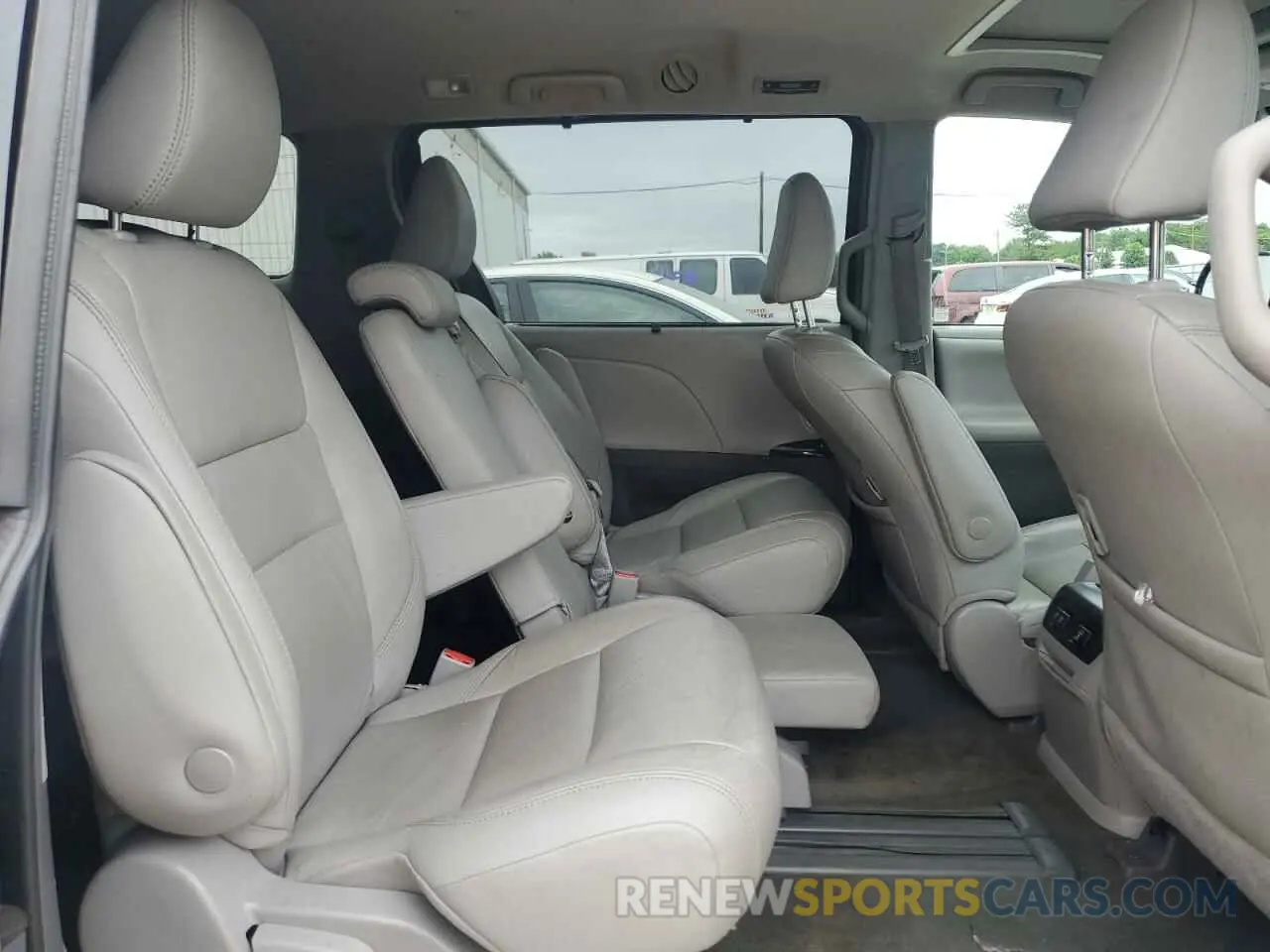 11 Photograph of a damaged car 5TDYZ3DC3KS981701 TOYOTA All Models 2019
