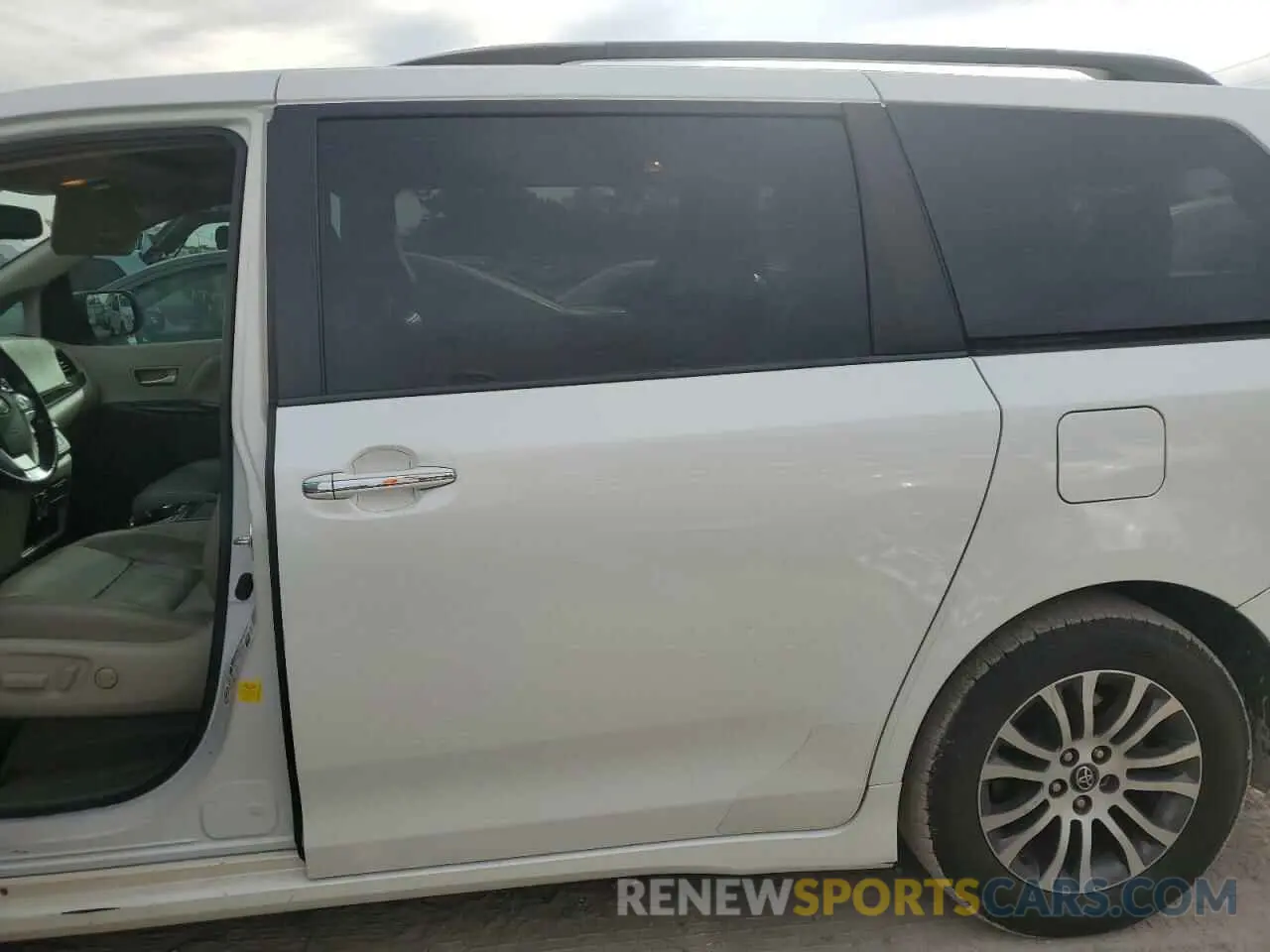 13 Photograph of a damaged car 5TDYZ3DC6KS981160 TOYOTA All Models 2019