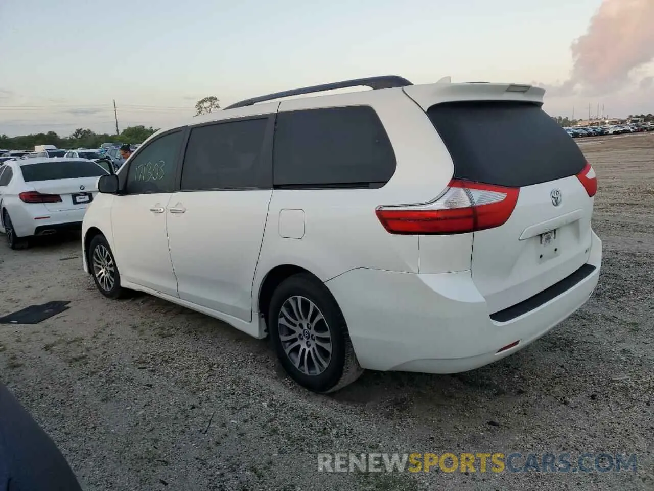 2 Photograph of a damaged car 5TDYZ3DC6KS981160 TOYOTA All Models 2019