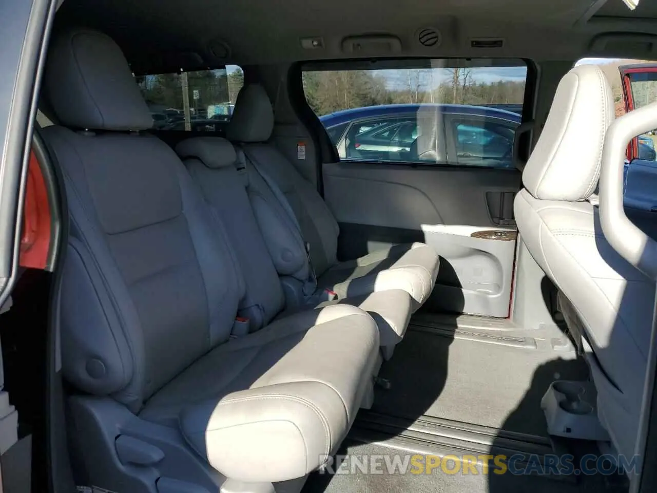 11 Photograph of a damaged car 5TDYZ3DC7KS993866 TOYOTA All Models 2019