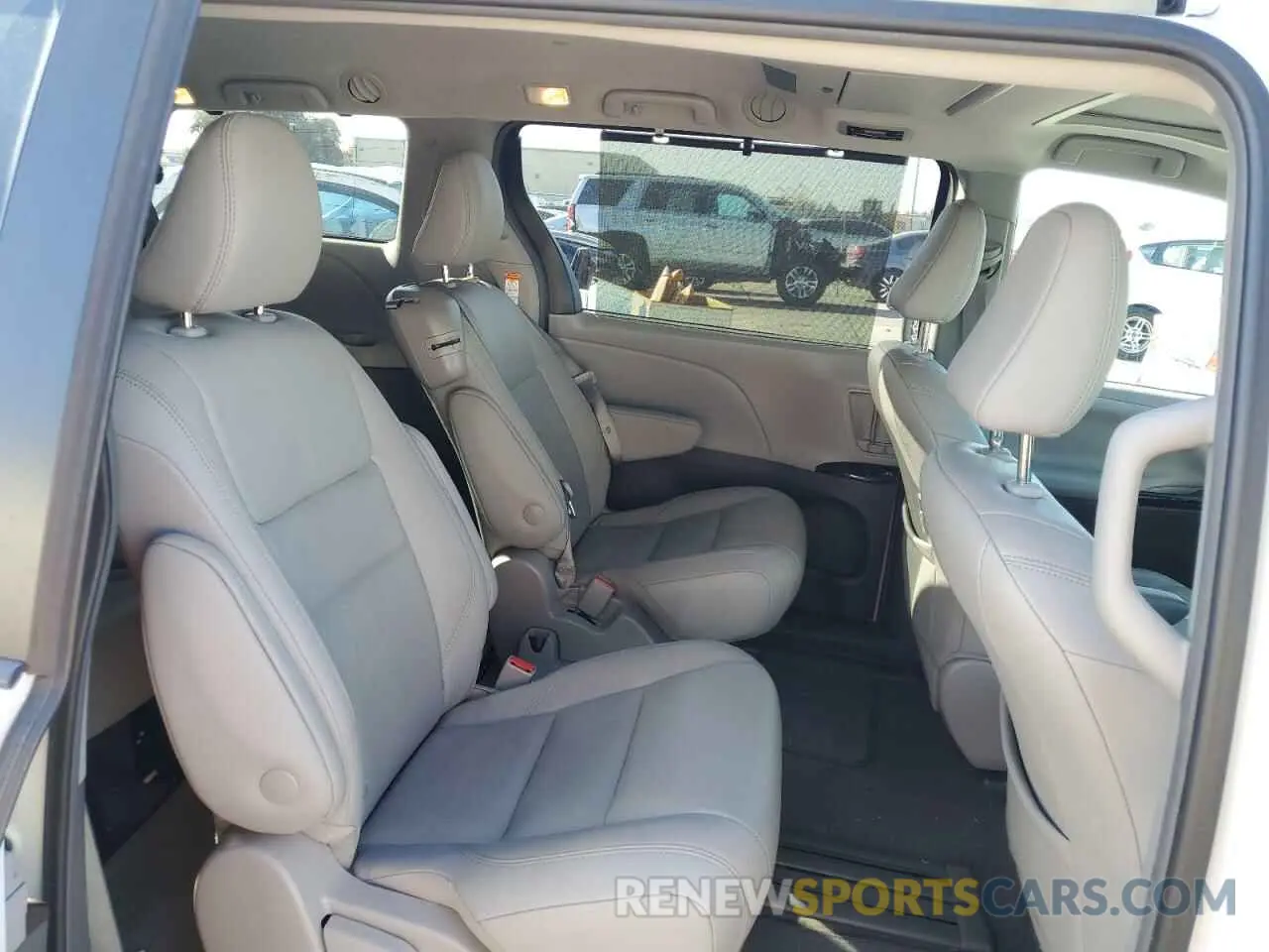 11 Photograph of a damaged car 5TDYZ3DCXKS966645 TOYOTA All Models 2019
