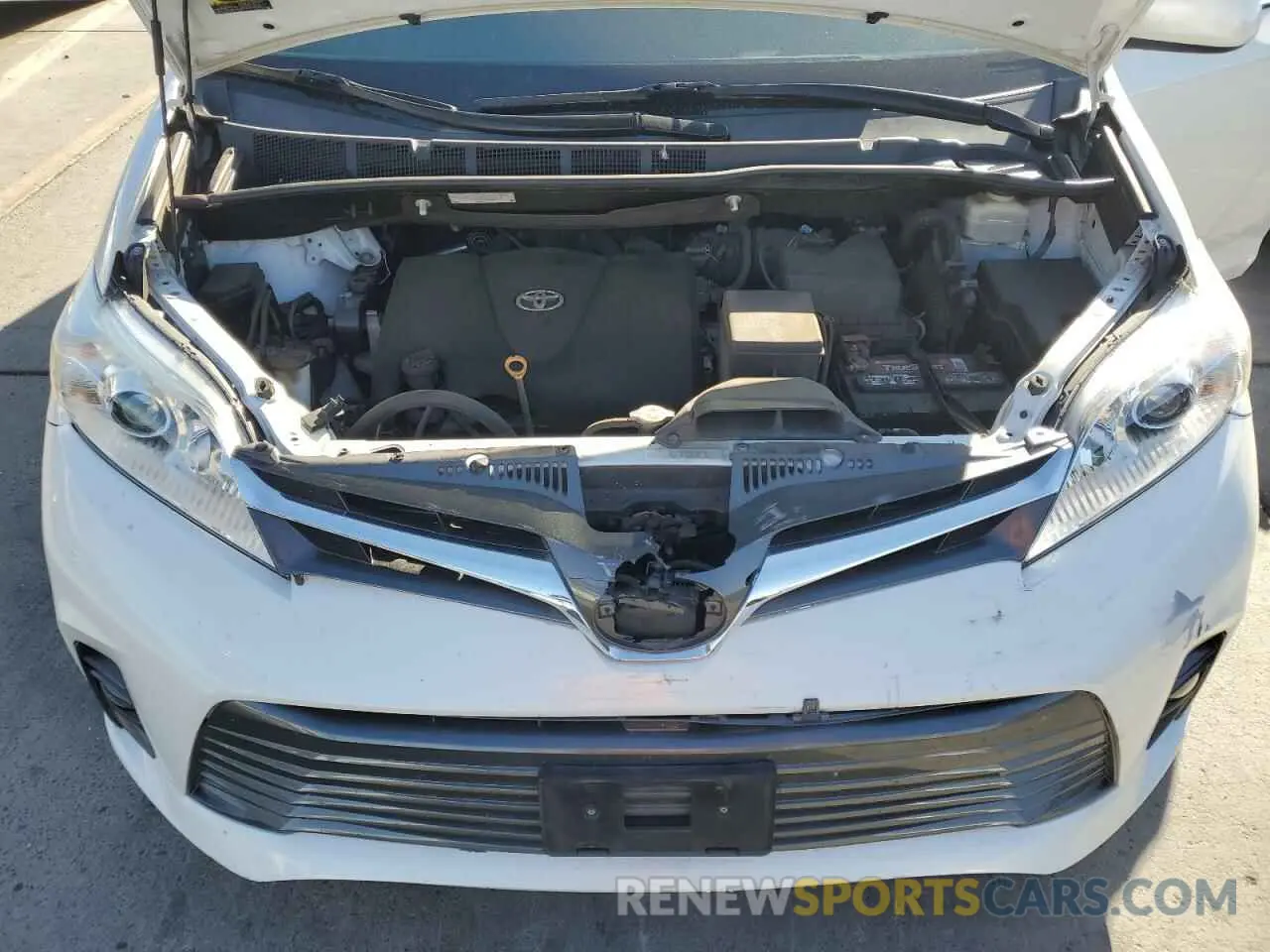 12 Photograph of a damaged car 5TDYZ3DCXKS966645 TOYOTA All Models 2019