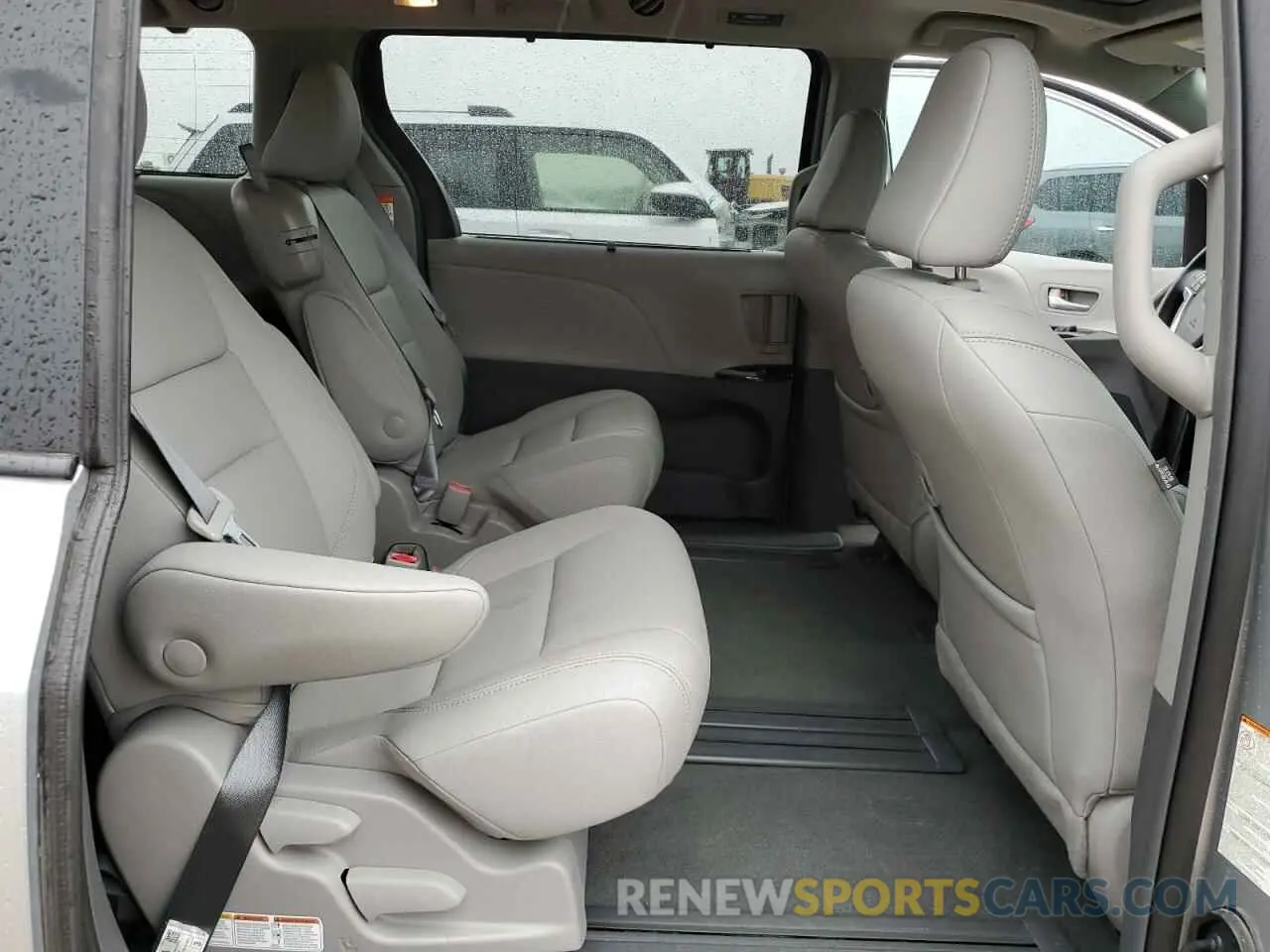 11 Photograph of a damaged car 5TDYZ3DCXKS967942 TOYOTA All Models 2019