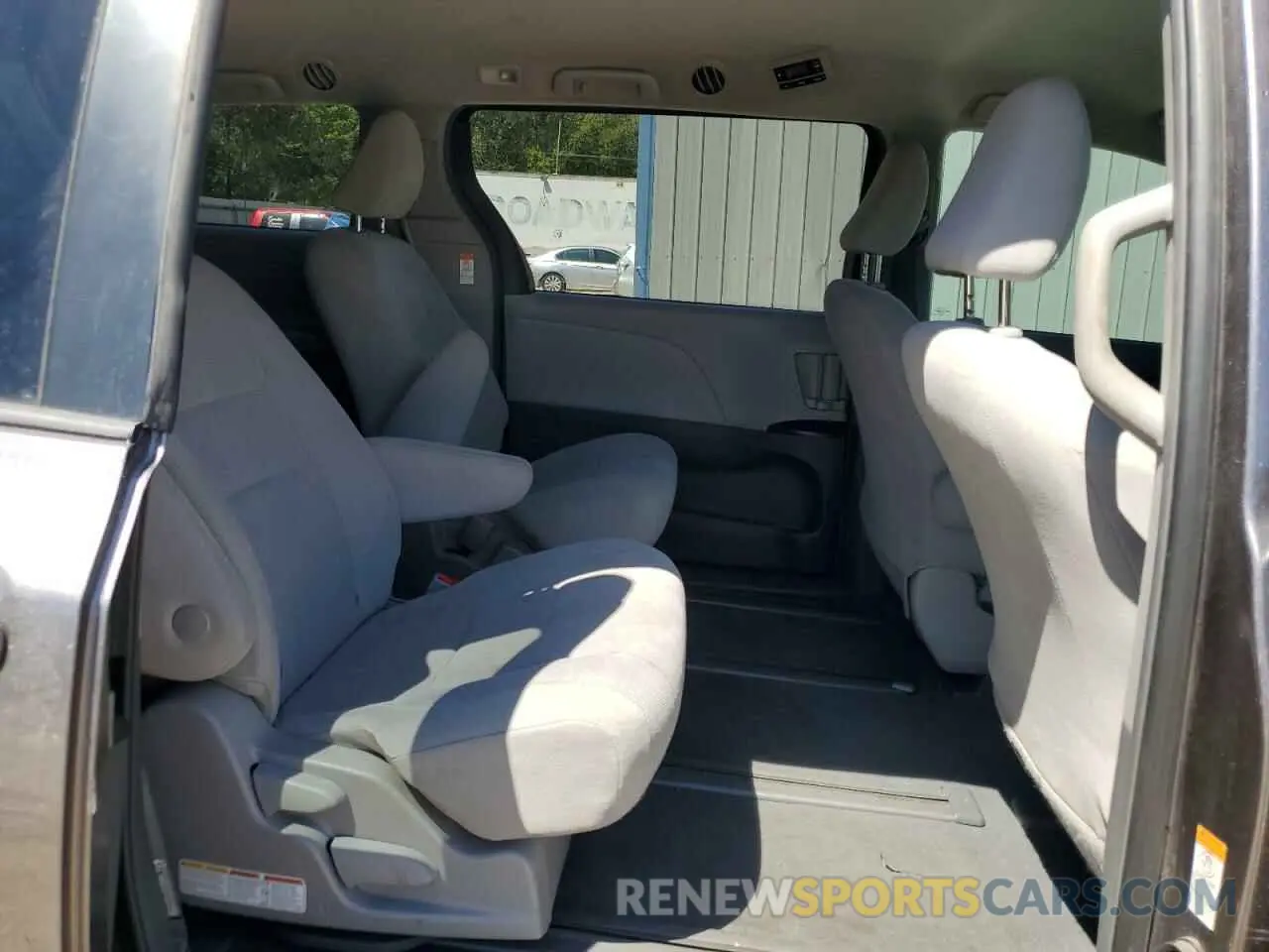 11 Photograph of a damaged car 5TDZZ3DC1KS991616 TOYOTA All Models 2019