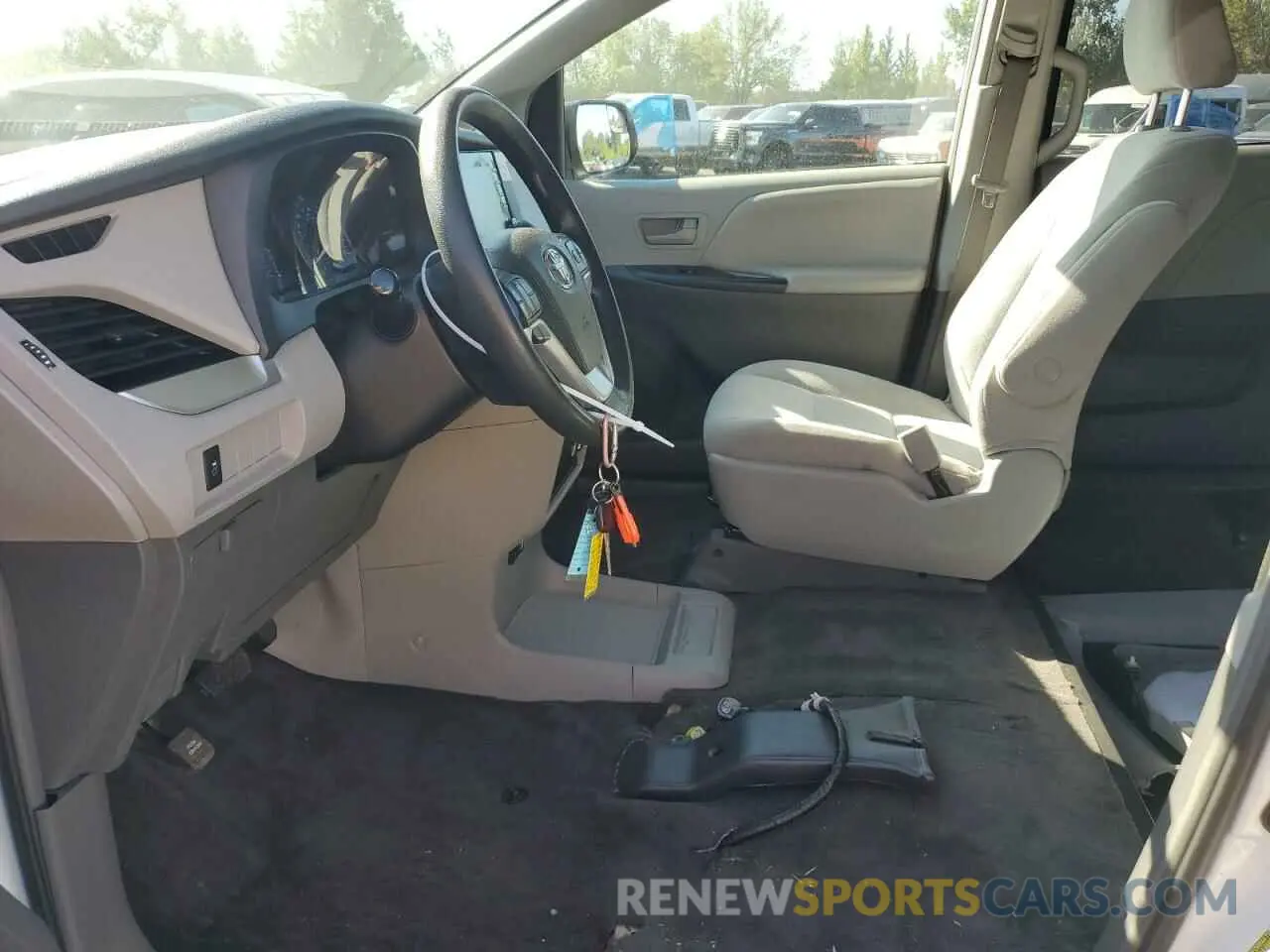 7 Photograph of a damaged car 5TDZZ3DC5KS972437 TOYOTA All Models 2019