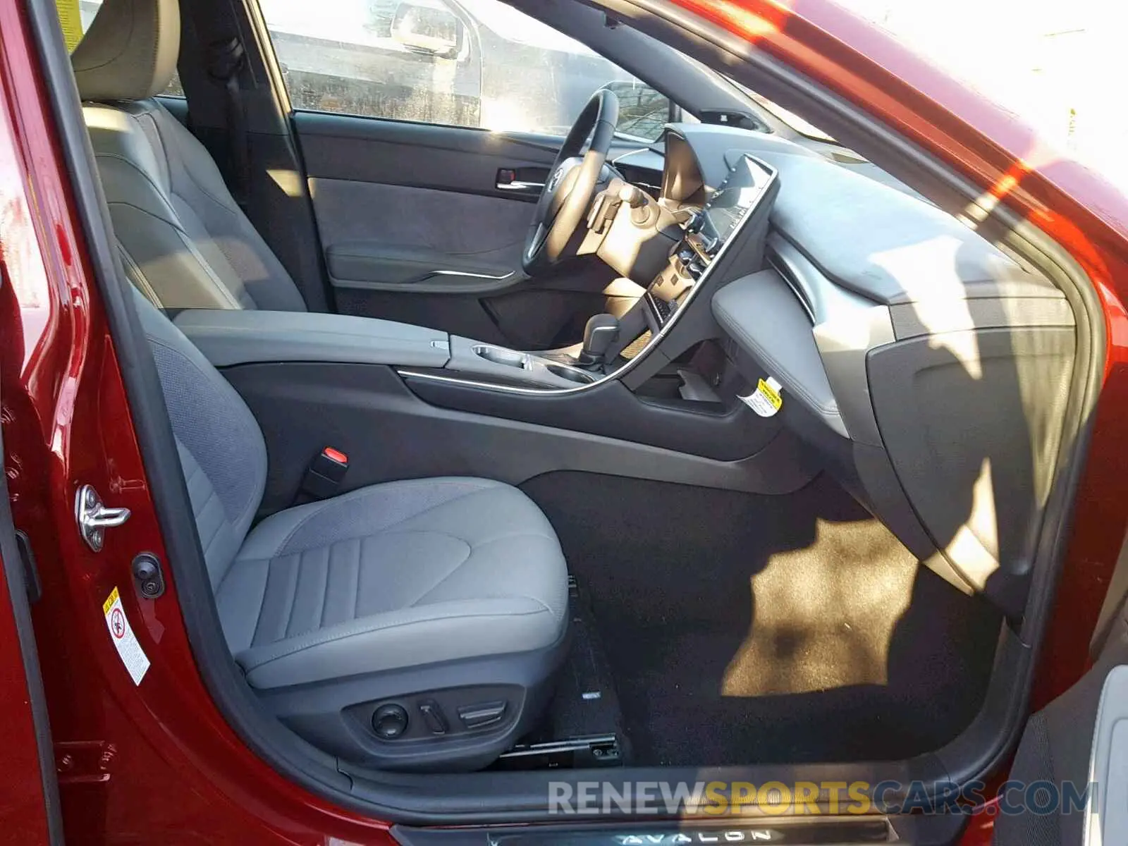 5 Photograph of a damaged car 4T1BZ1FB1KU001999 TOYOTA AVALON 2019