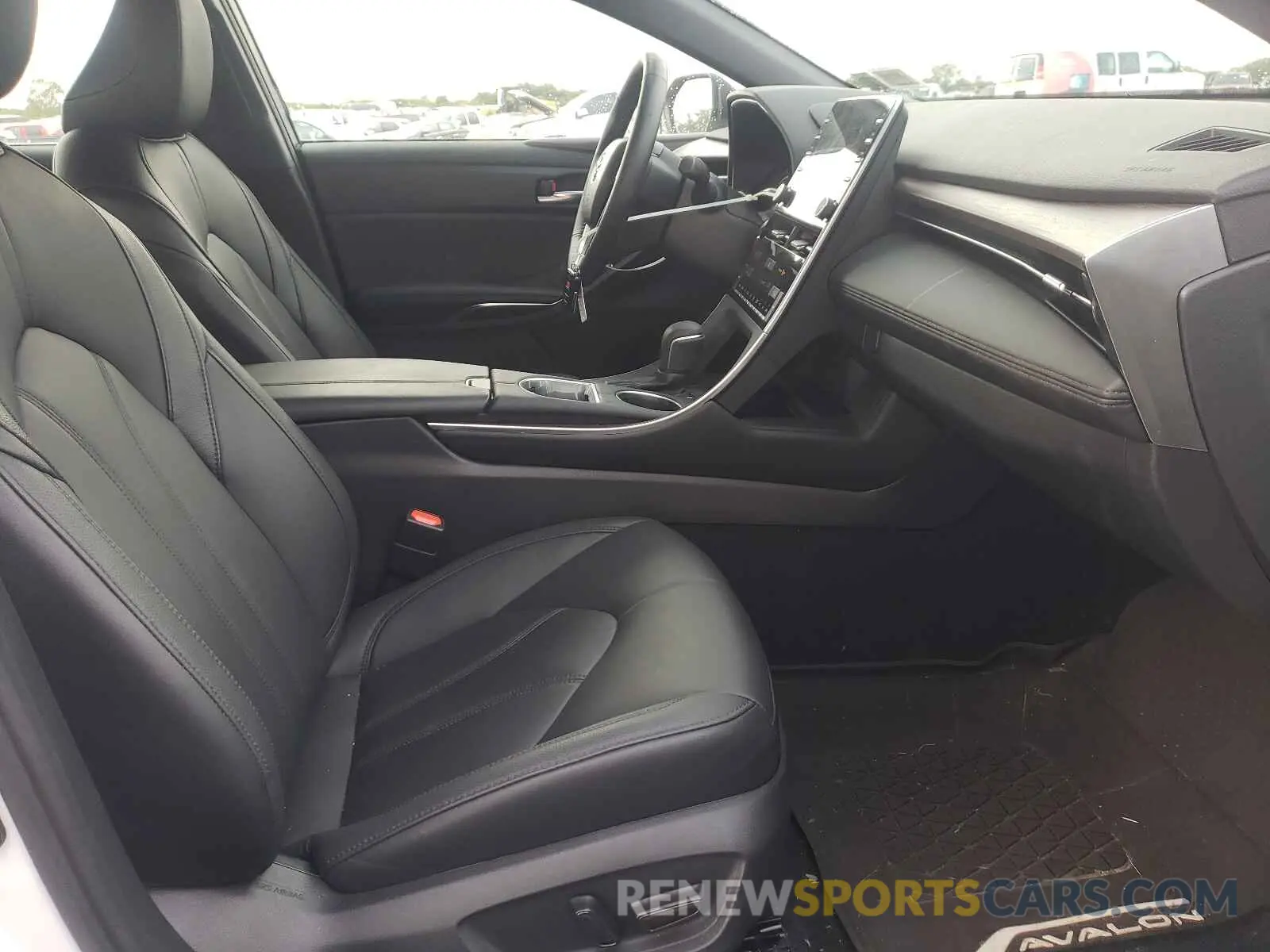 5 Photograph of a damaged car 4T1BZ1FB1KU025218 TOYOTA AVALON 2019