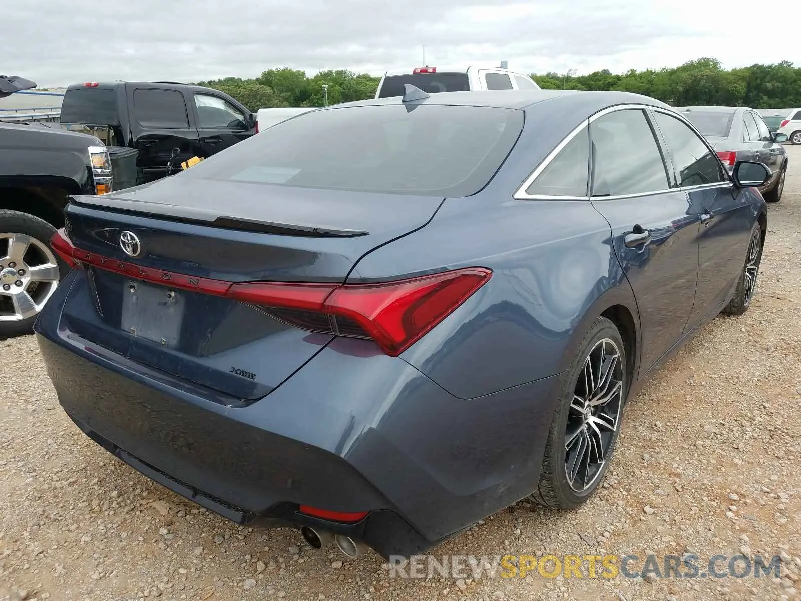 4 Photograph of a damaged car 4T1BZ1FB2KU001980 TOYOTA AVALON 2019