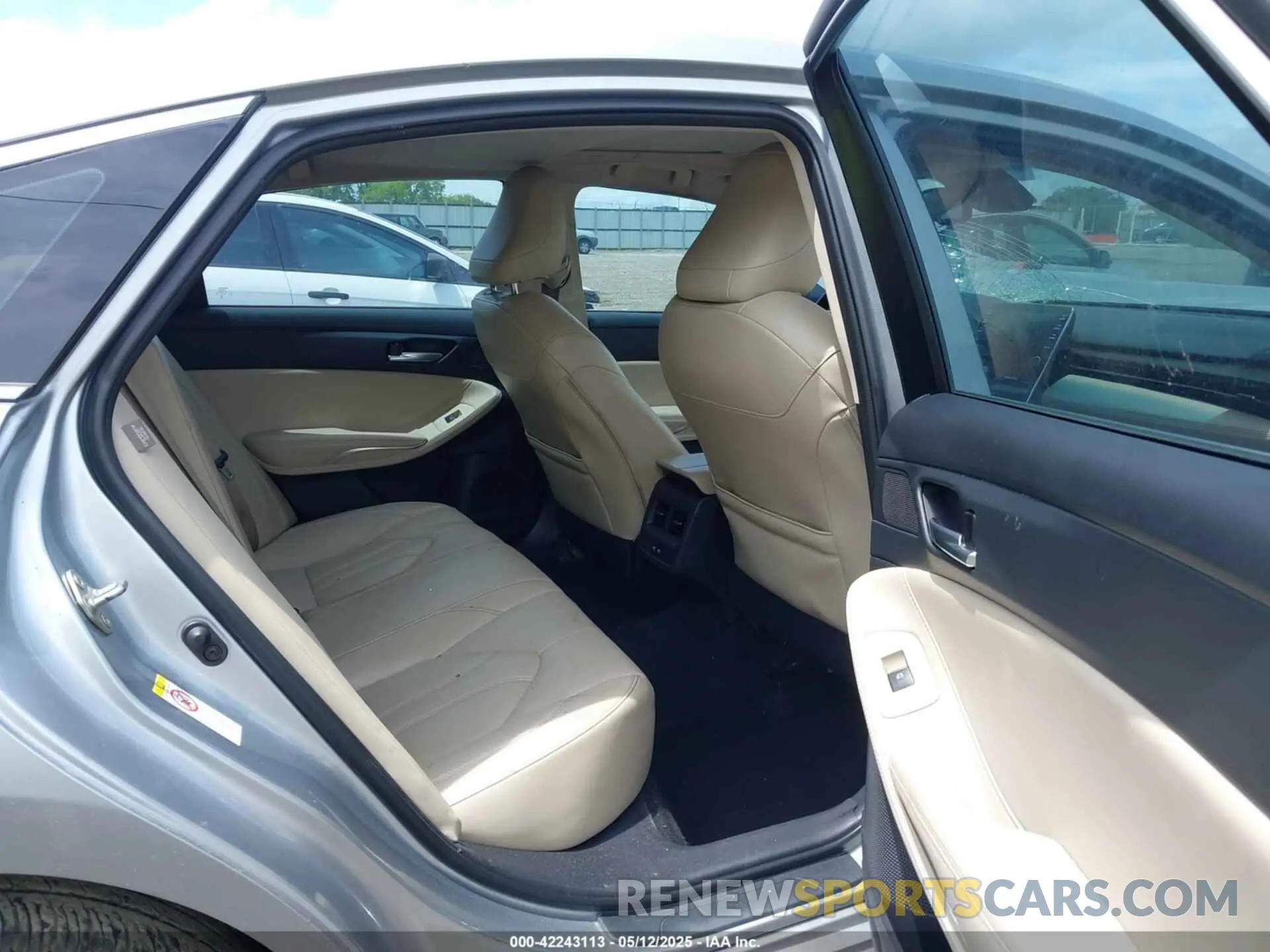 8 Photograph of a damaged car 4T1BZ1FB2KU008167 TOYOTA AVALON 2019