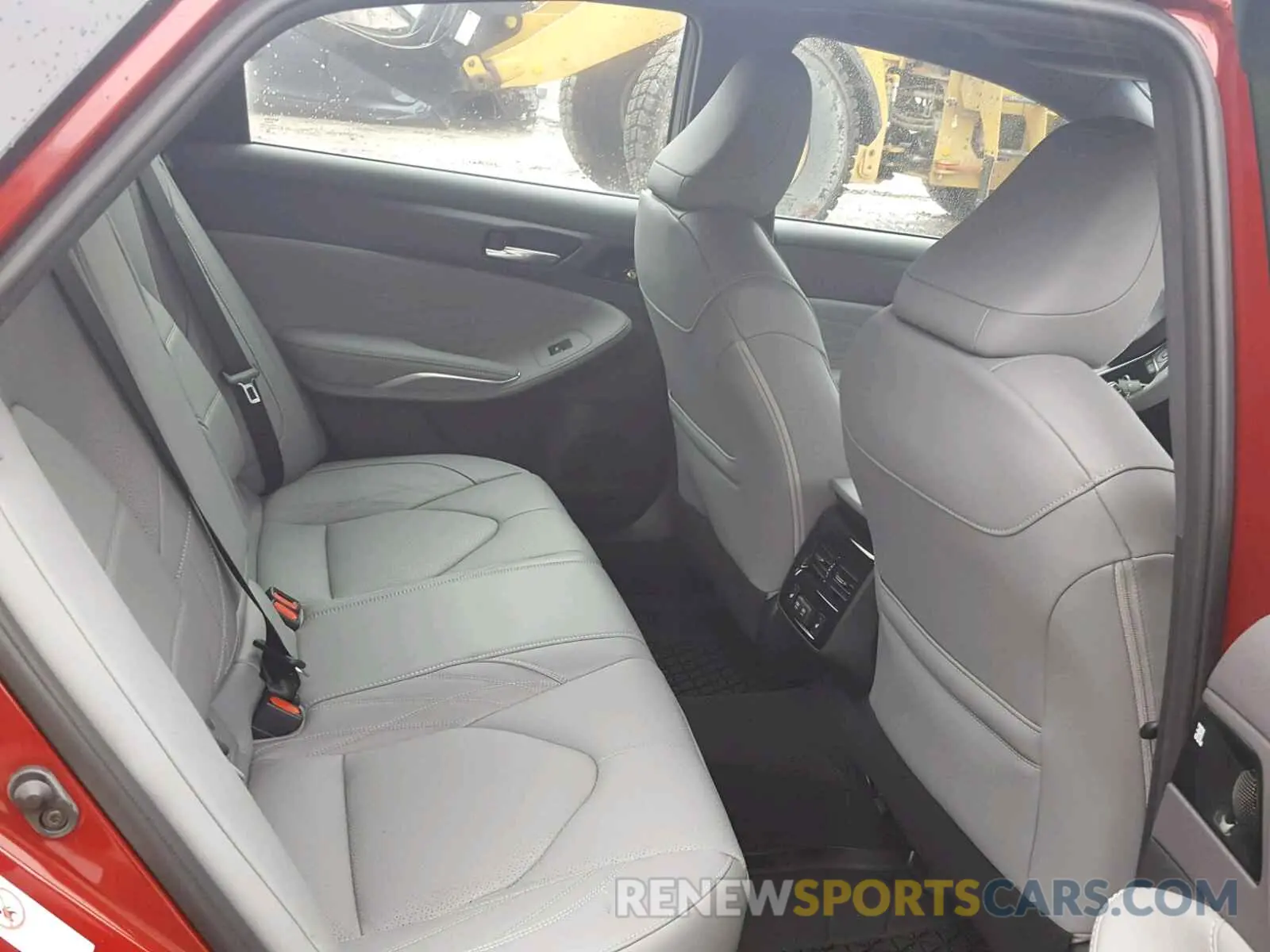 6 Photograph of a damaged car 4T1BZ1FB6KU005899 TOYOTA AVALON 2019