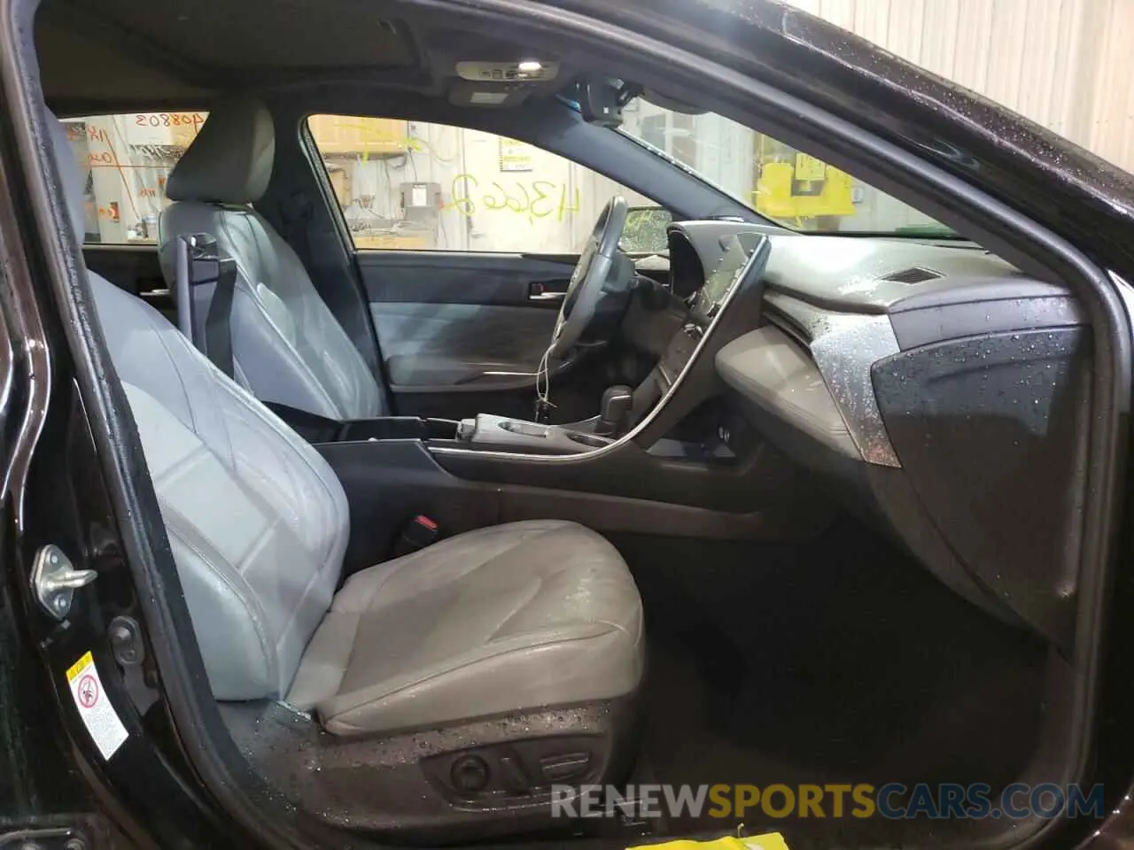5 Photograph of a damaged car 4T1BZ1FB6KU009161 TOYOTA AVALON 2019