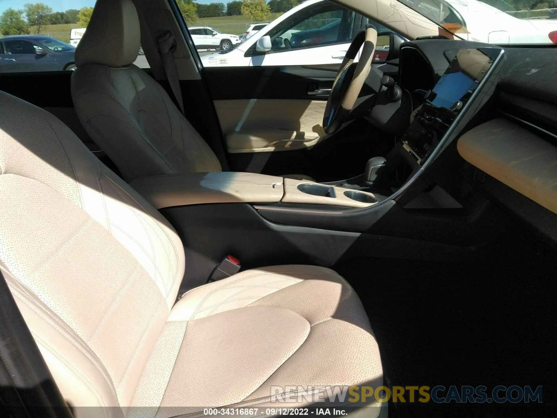 5 Photograph of a damaged car 4T1BZ1FB6KU011136 TOYOTA AVALON 2019