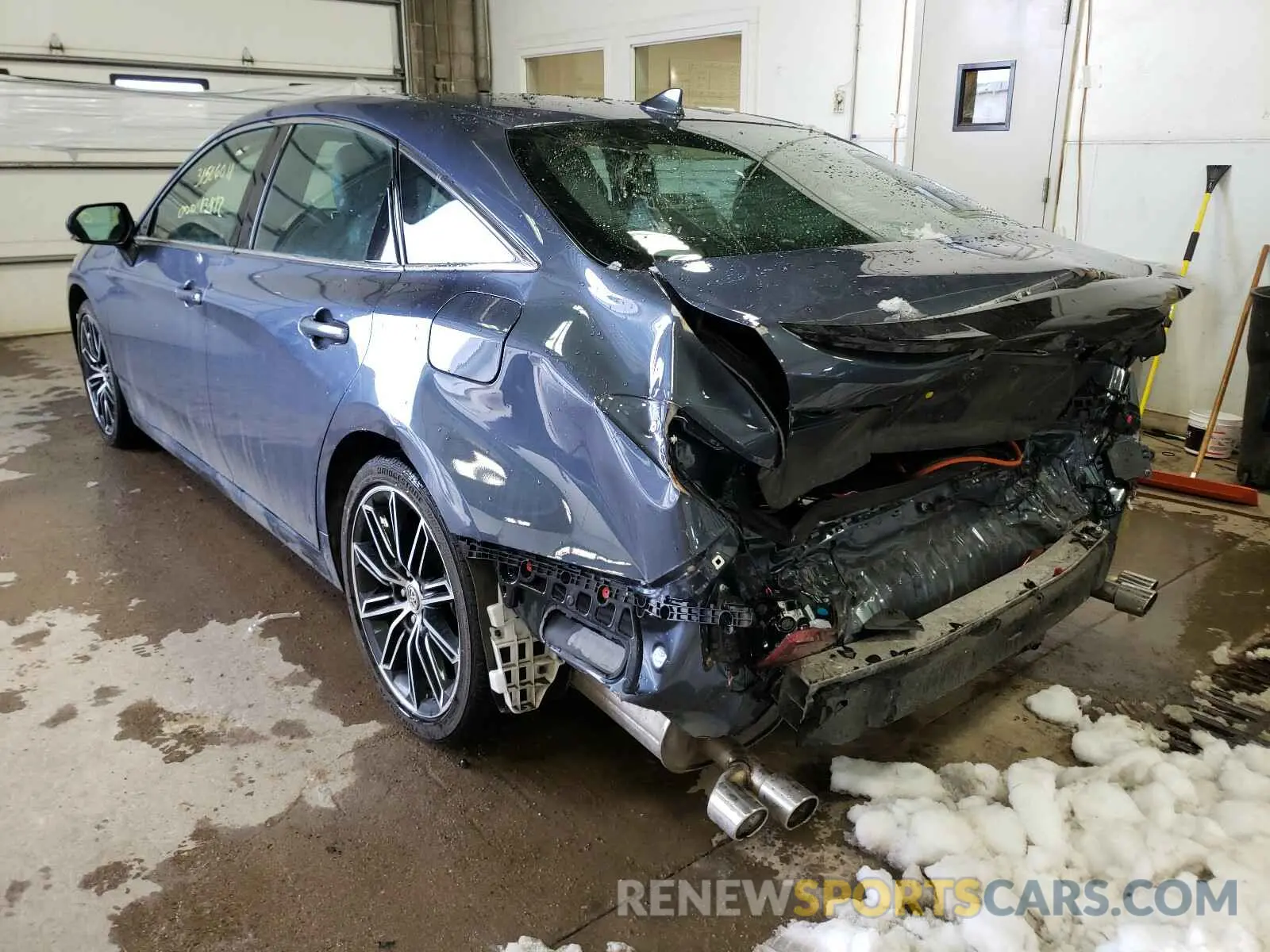 3 Photograph of a damaged car 4T1BZ1FB6KU019303 TOYOTA AVALON 2019