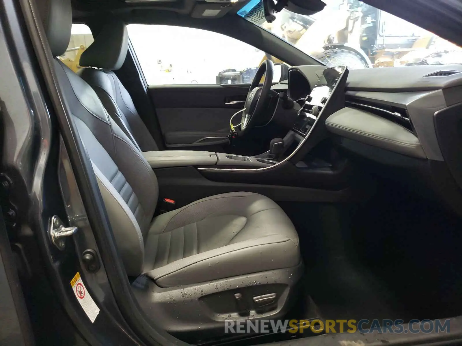 5 Photograph of a damaged car 4T1BZ1FB6KU019303 TOYOTA AVALON 2019