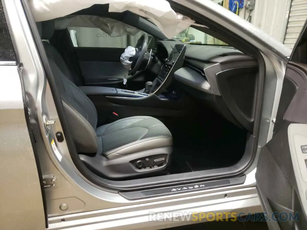 5 Photograph of a damaged car 4T1BZ1FB9KU004214 TOYOTA AVALON 2019