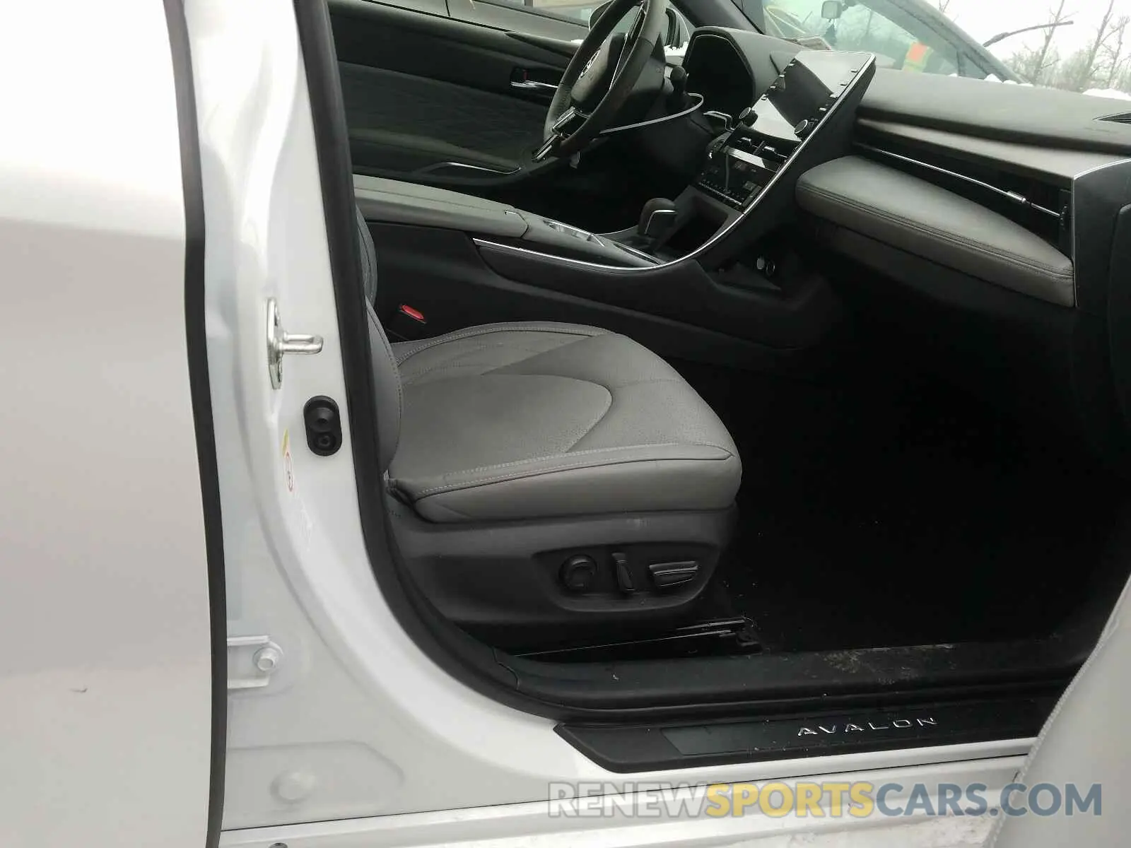 5 Photograph of a damaged car 4T1BZ1FBXKU037187 TOYOTA AVALON 2019