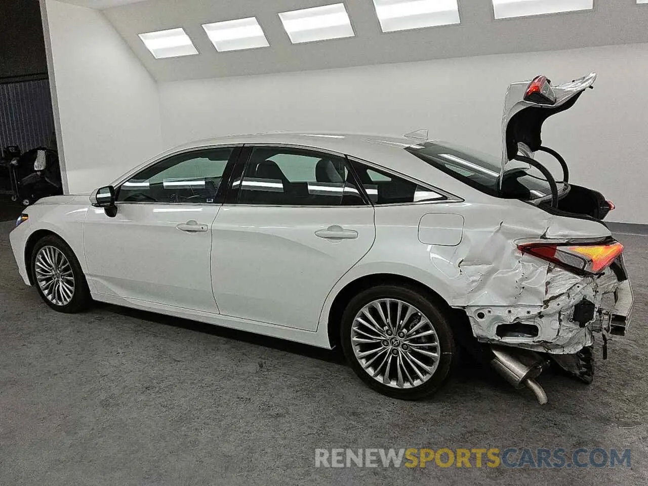 2 Photograph of a damaged car 4T1DA1AB1NU015011 TOYOTA AVALON 2022