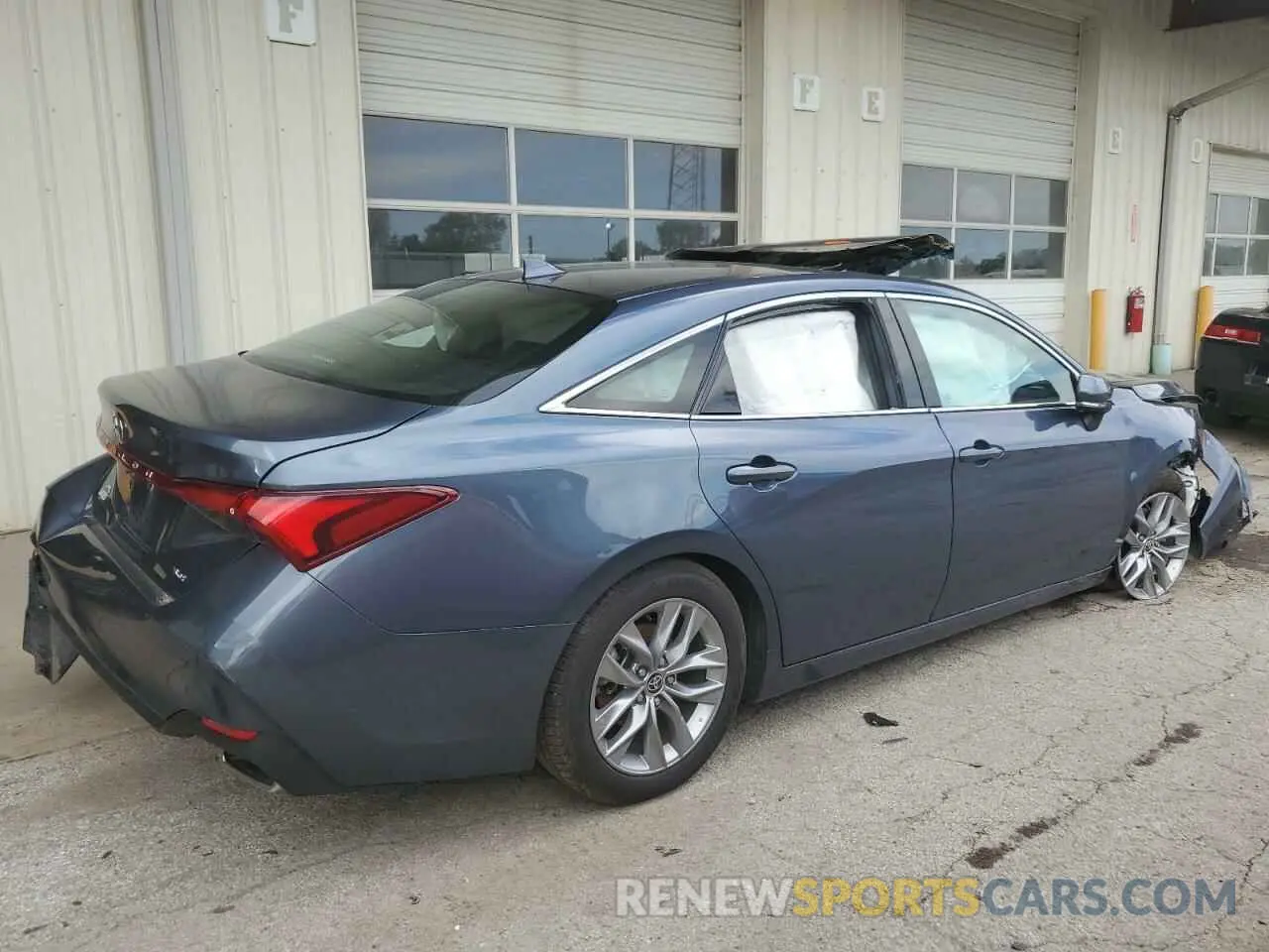 3 Photograph of a damaged car 4T1JZ1FB4NU076230 TOYOTA AVALON 2022