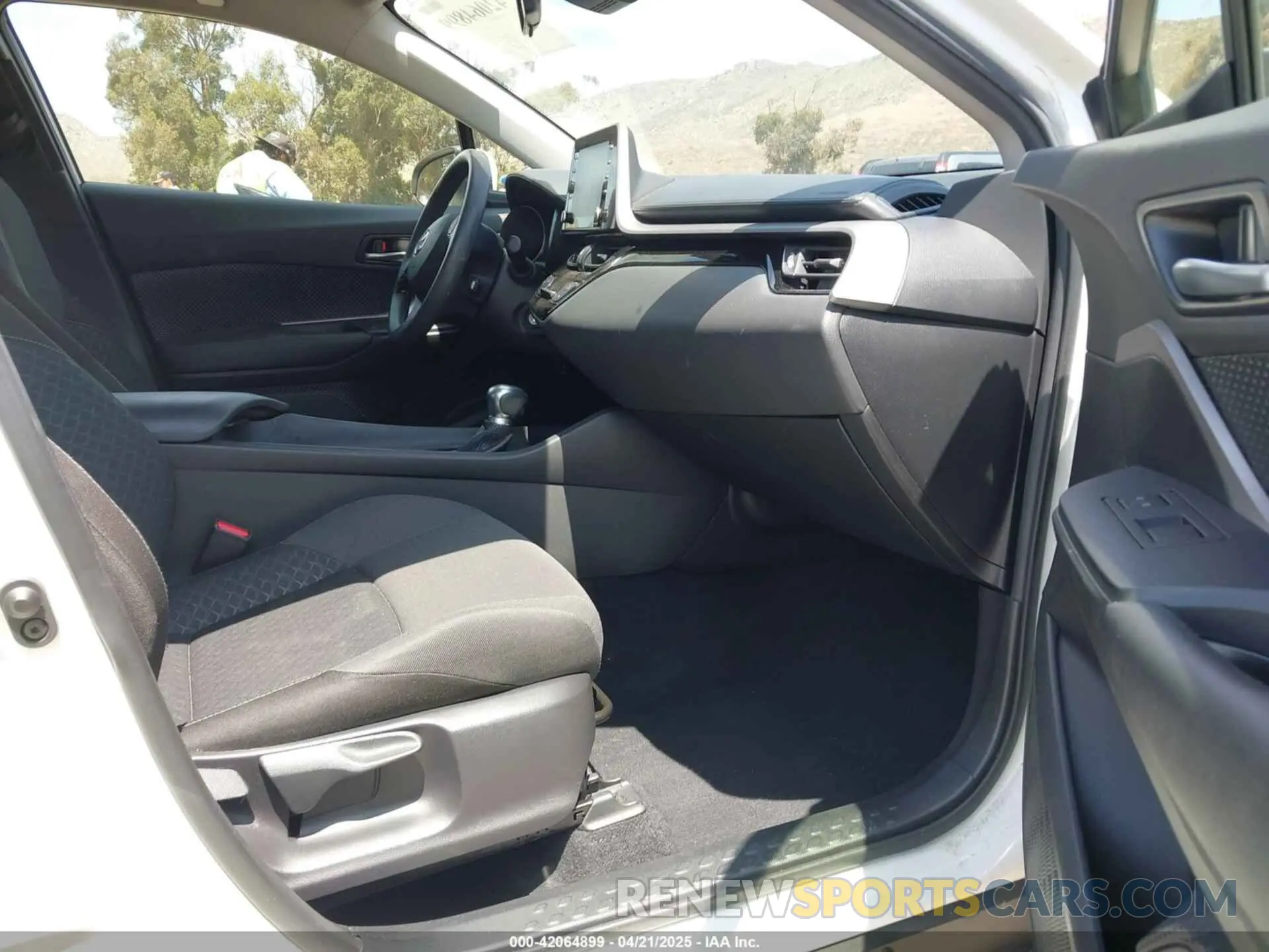 5 Photograph of a damaged car JTNKHMBX3L1074882 TOYOTA C-HR 2020