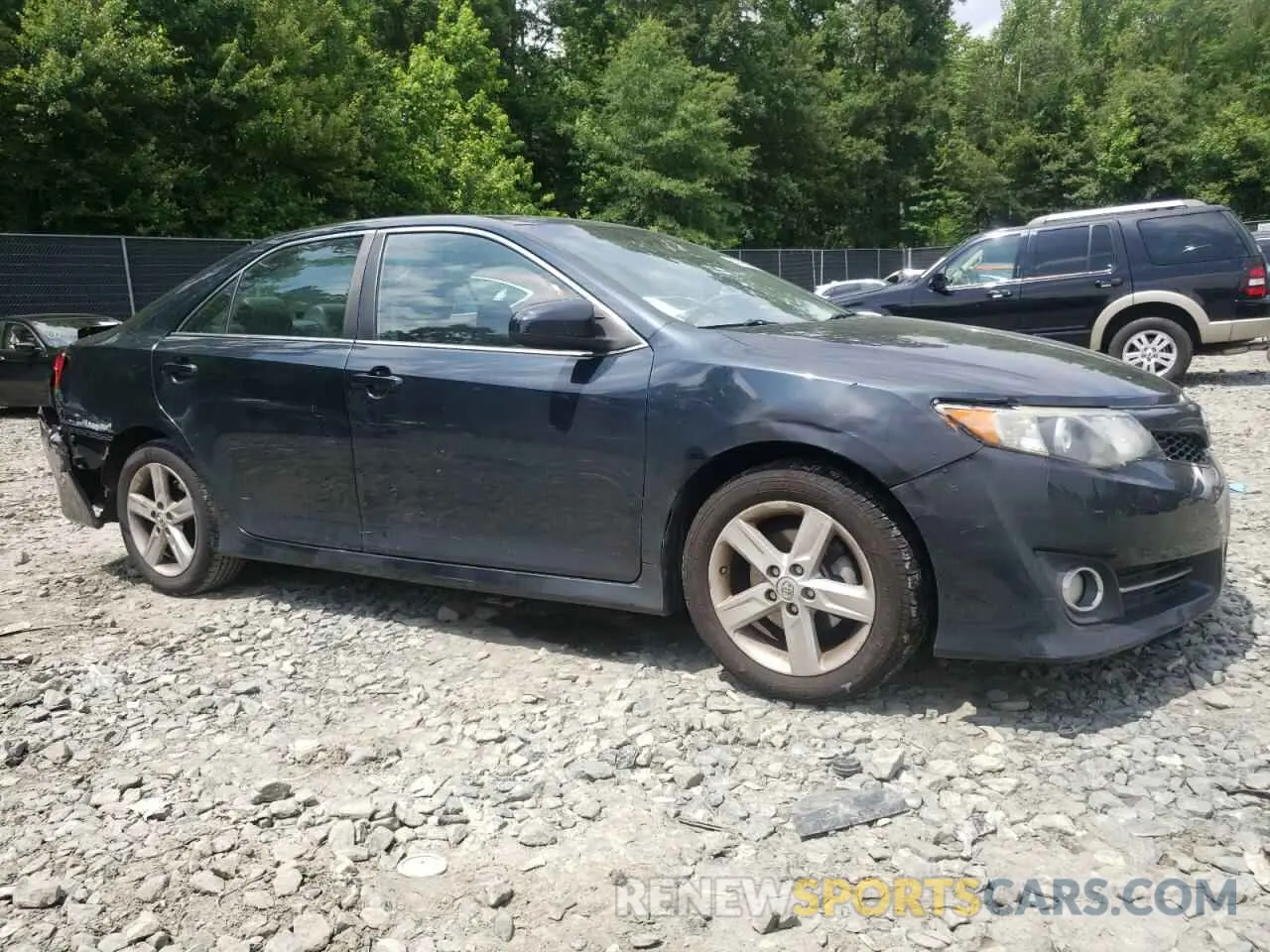 4 Photograph of a damaged car 4T1BF1FK1EU386672 TOYOTA CAMRY 2014