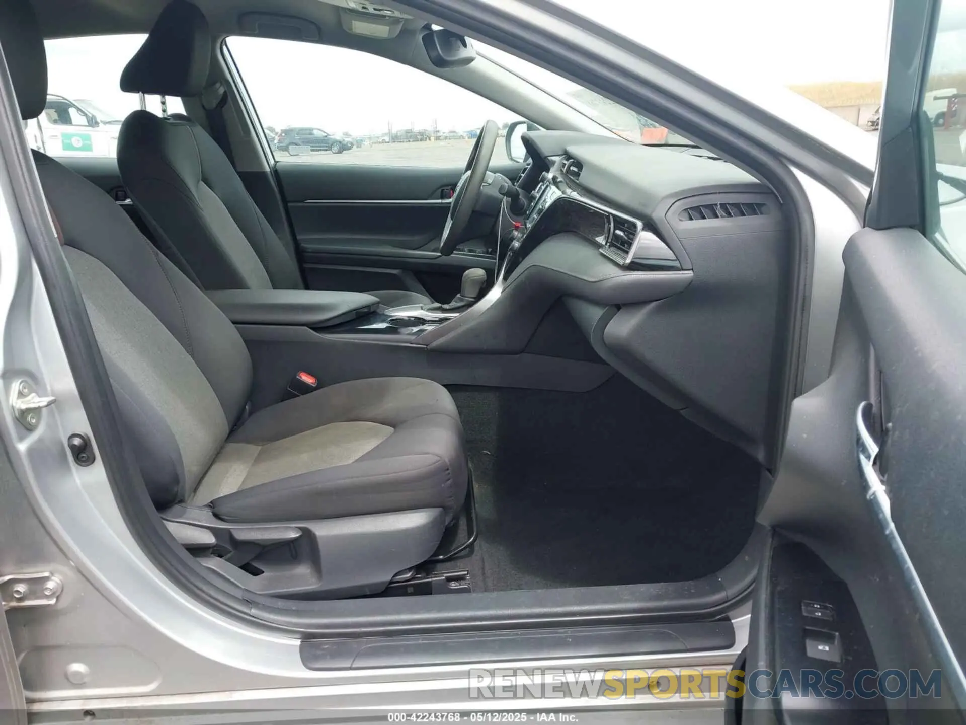 5 Фотография поврежденного автомобиля 4T1B11HK0KU297733 TOYOTA CAMRY 2019
