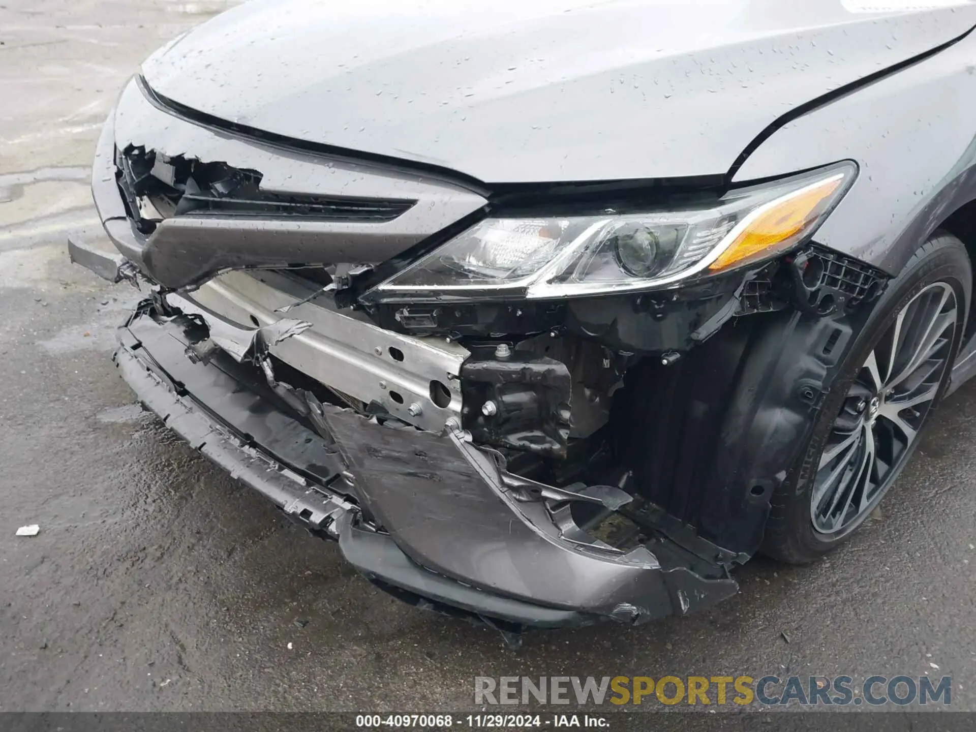 18 Photograph of a damaged car 4T1B11HK0KU719144 TOYOTA CAMRY 2019
