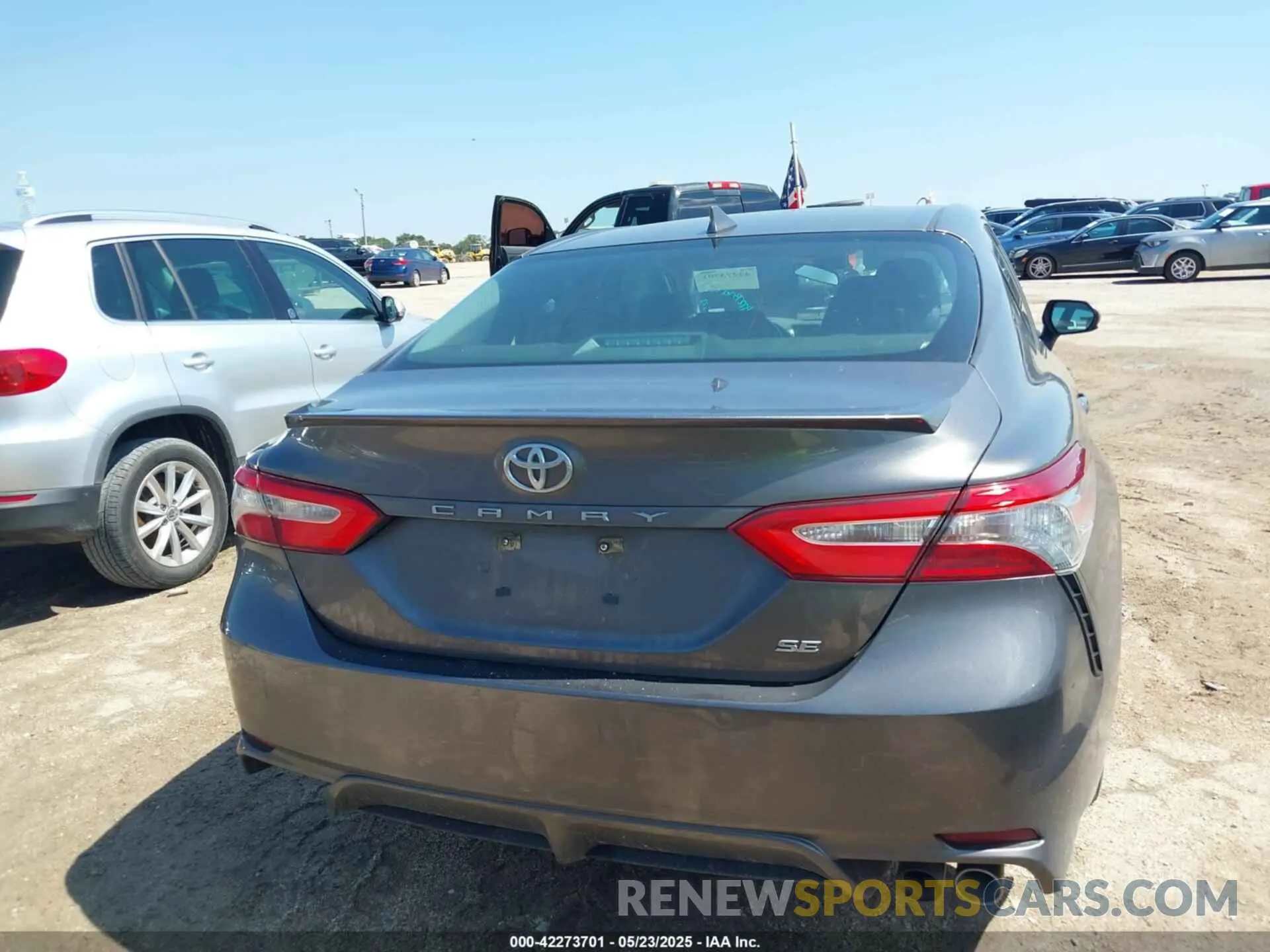 16 Photograph of a damaged car 4T1B11HK0KU787945 TOYOTA CAMRY 2019