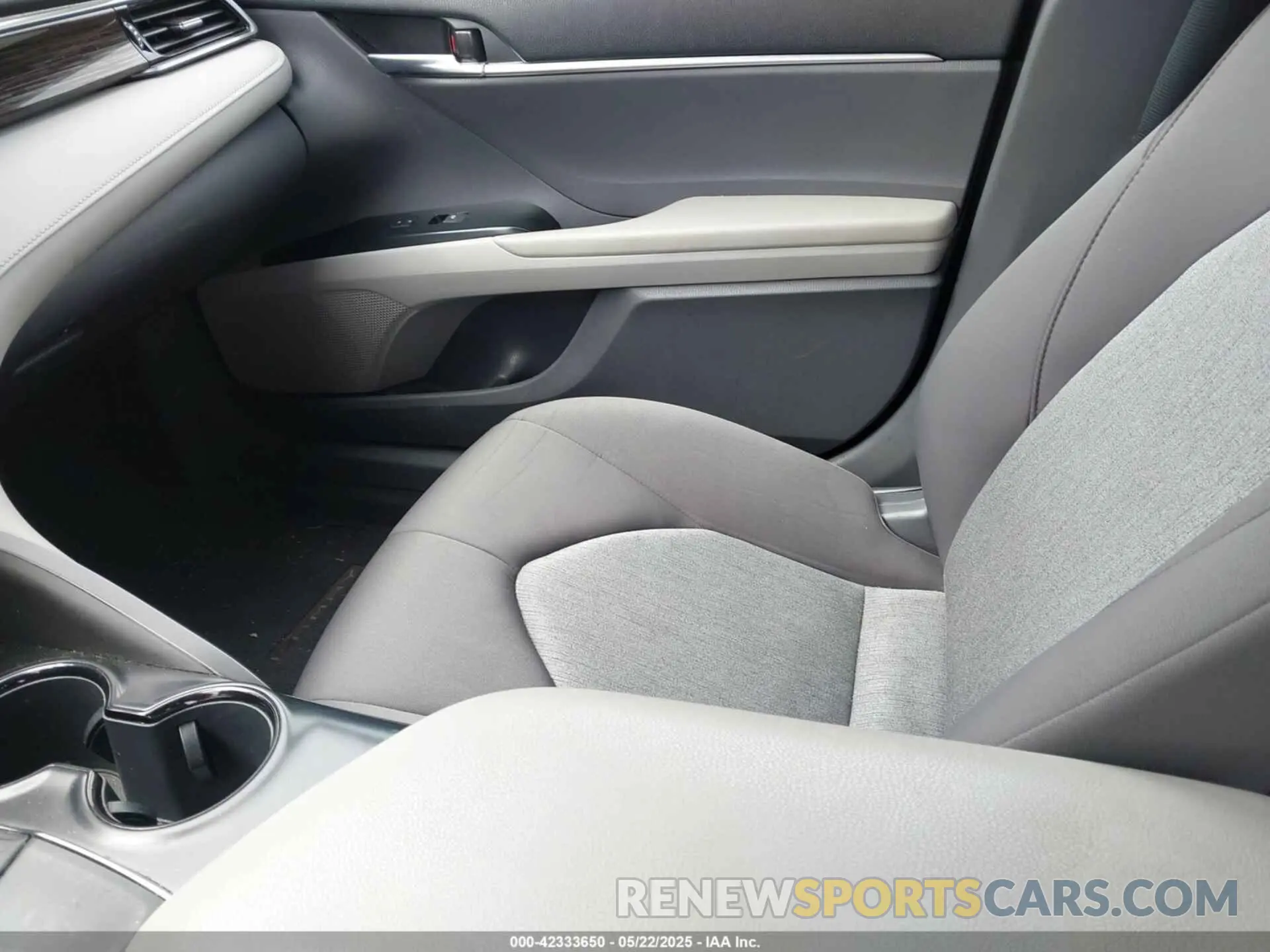 5 Photograph of a damaged car 4T1B11HK0KU821995 TOYOTA CAMRY 2019