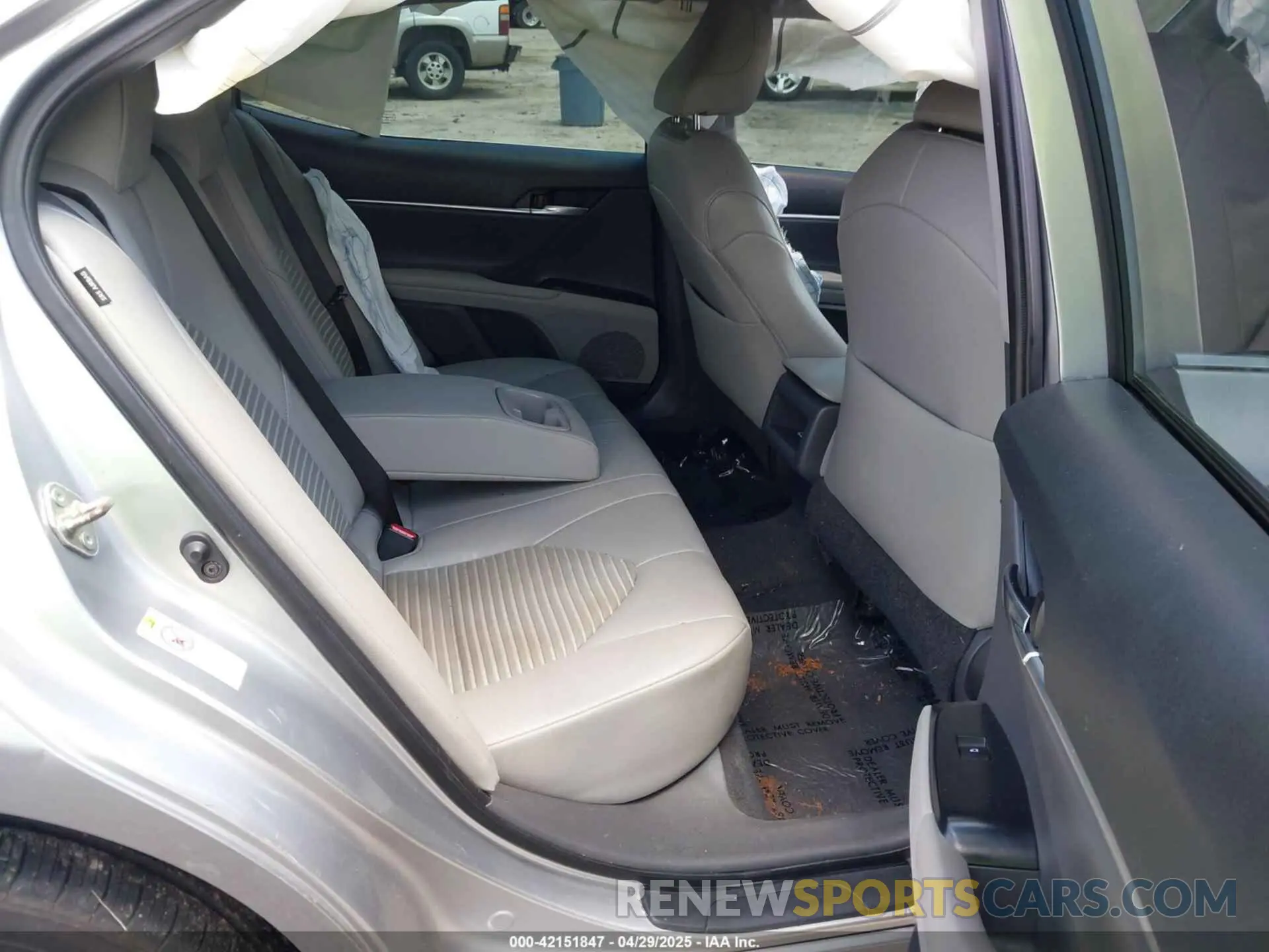 8 Photograph of a damaged car 4T1B11HK1KU204024 TOYOTA CAMRY 2019