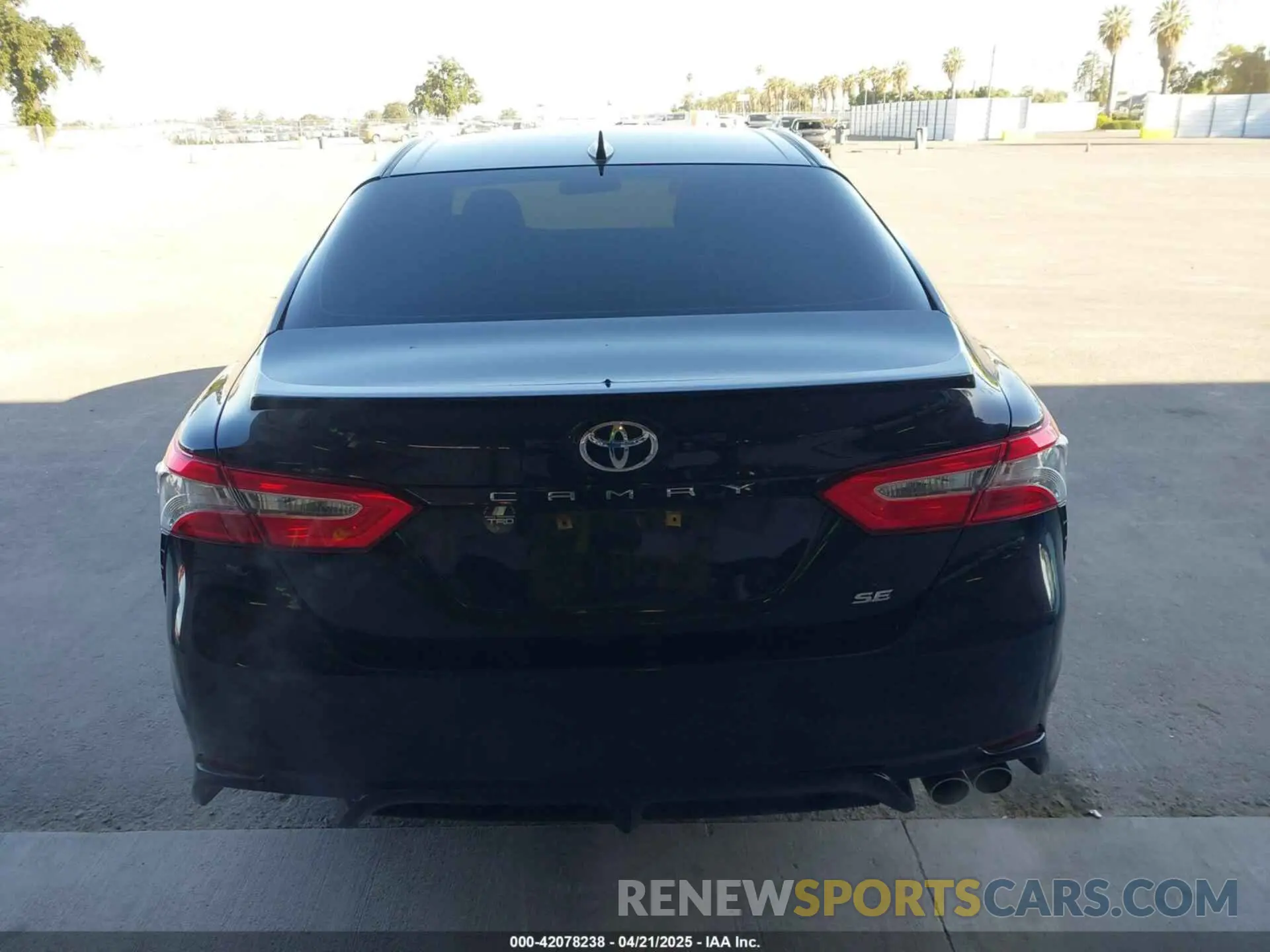 16 Photograph of a damaged car 4T1B11HK1KU218165 TOYOTA CAMRY 2019