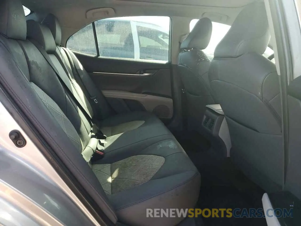 10 Photograph of a damaged car 4T1B11HK1KU838675 TOYOTA CAMRY 2019