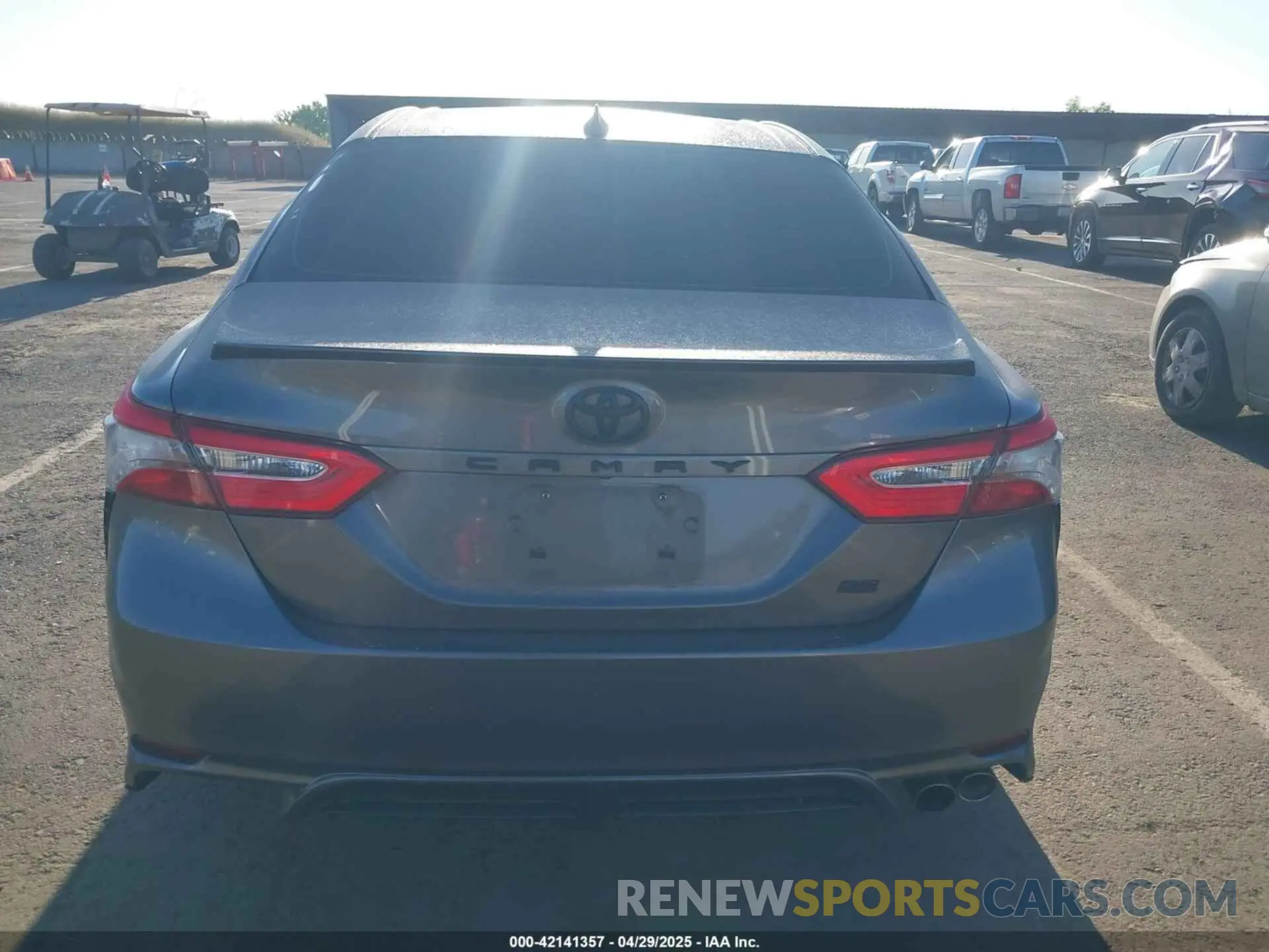16 Photograph of a damaged car 4T1B11HK1KU840586 TOYOTA CAMRY 2019