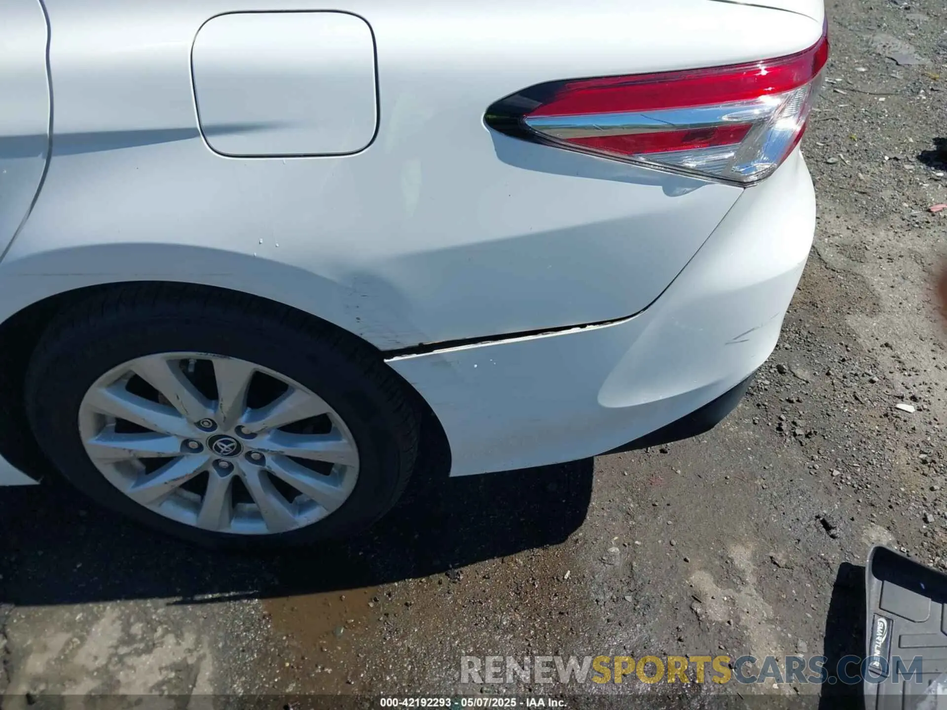 17 Photograph of a damaged car 4T1B11HK2KU187475 TOYOTA CAMRY 2019