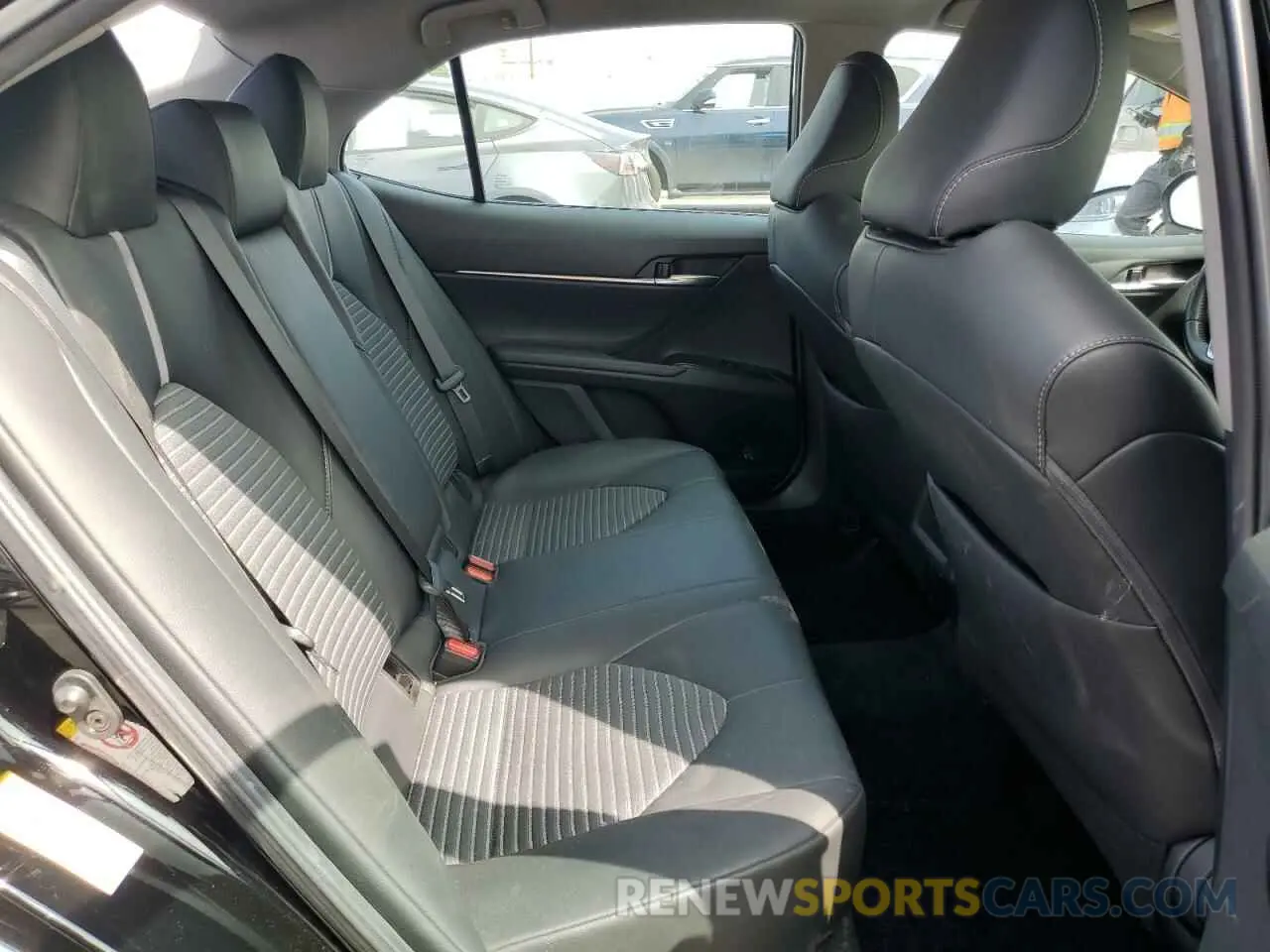 10 Photograph of a damaged car 4T1B11HK2KU719324 TOYOTA CAMRY 2019