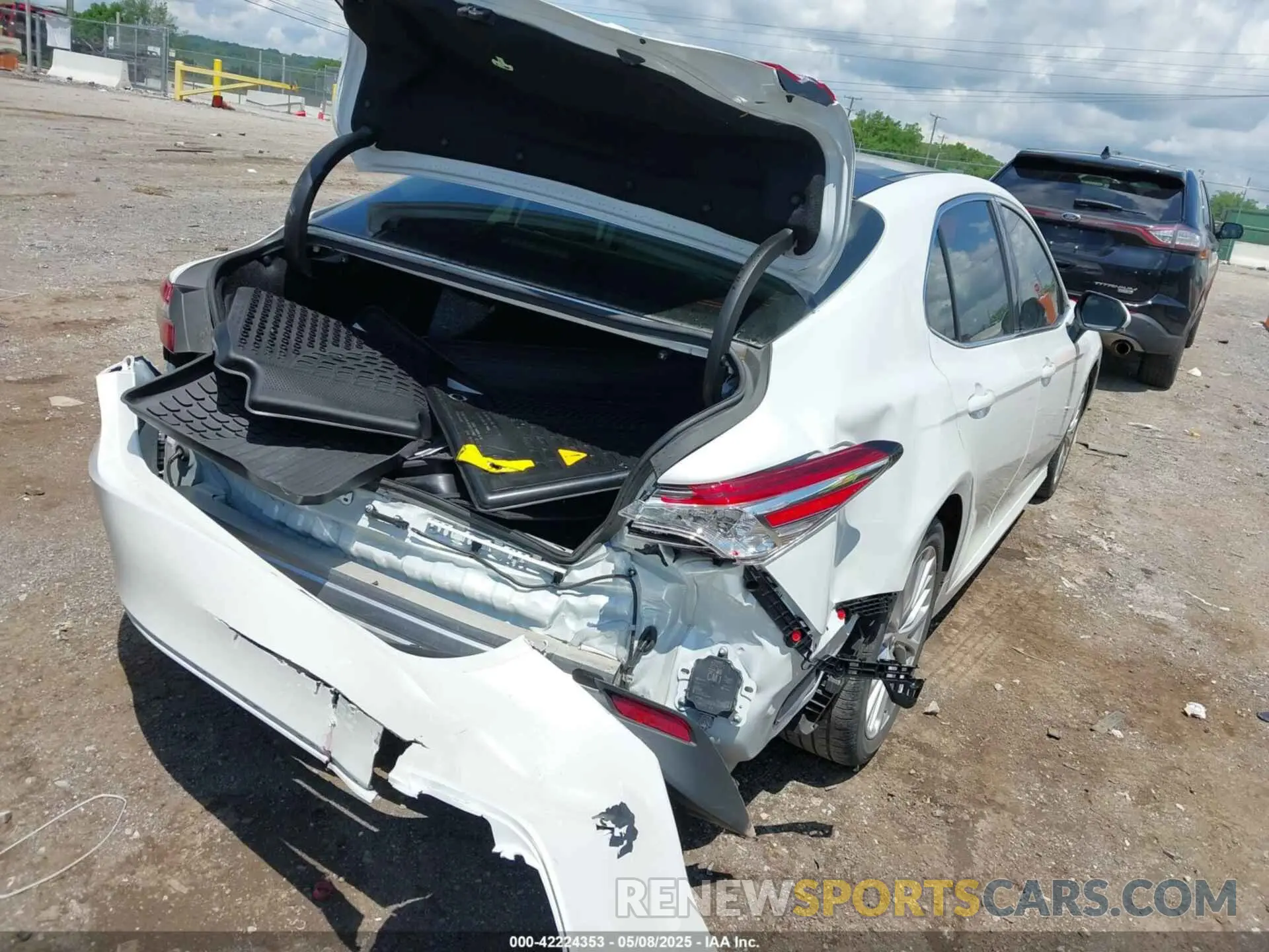 4 Photograph of a damaged car 4T1B11HK2KU724975 TOYOTA CAMRY 2019