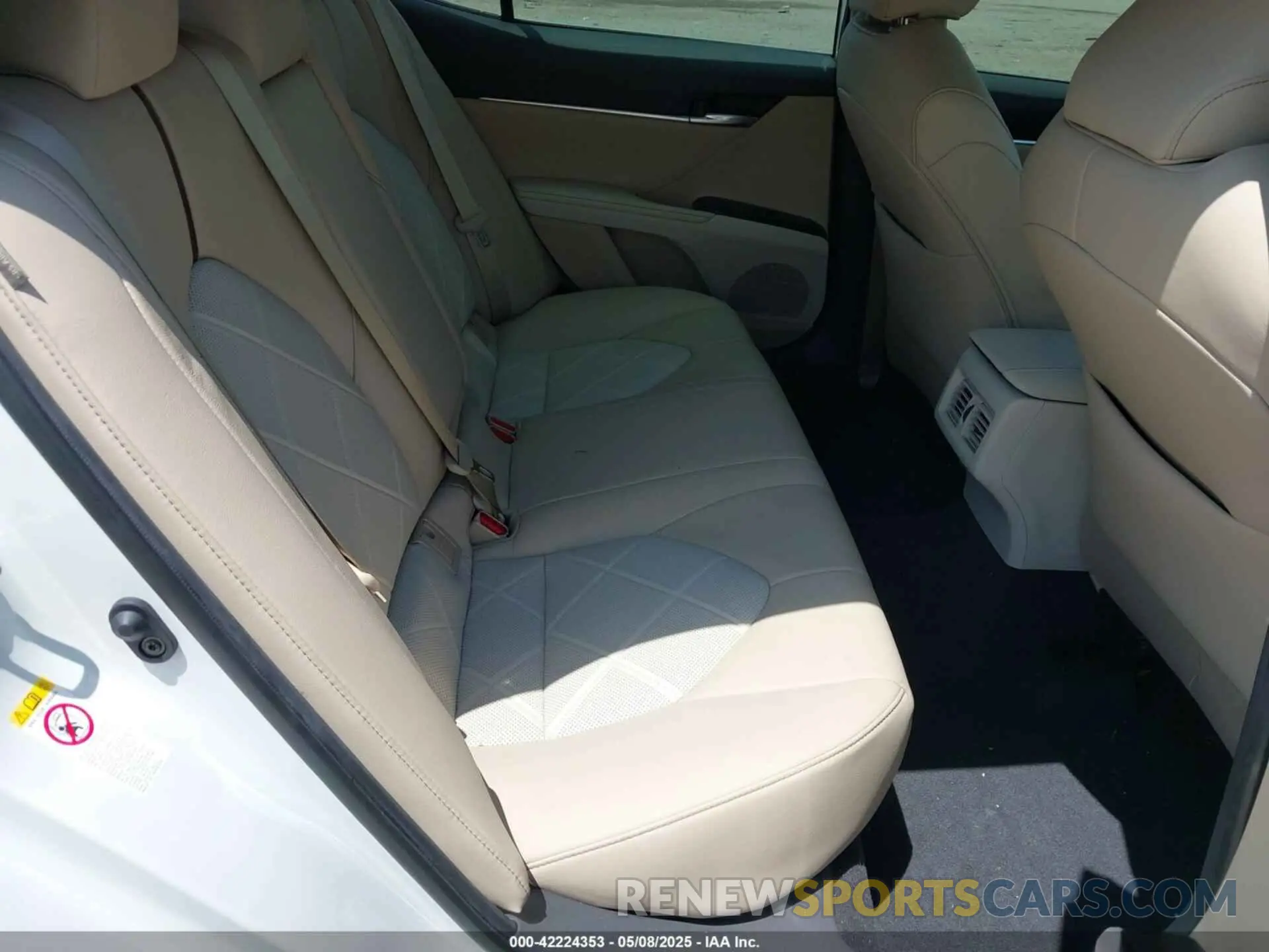8 Photograph of a damaged car 4T1B11HK2KU724975 TOYOTA CAMRY 2019