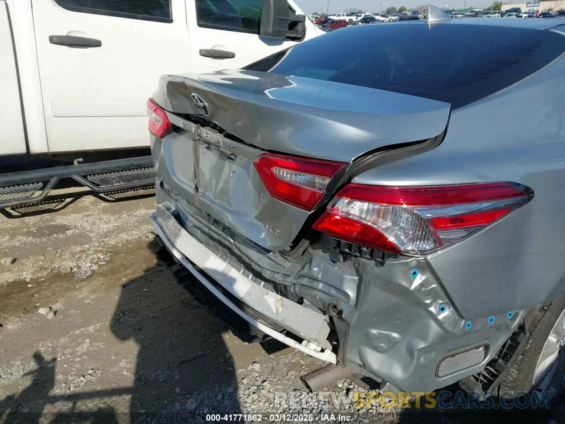 17 Photograph of a damaged car 4T1B11HK2KU822484 TOYOTA CAMRY 2019