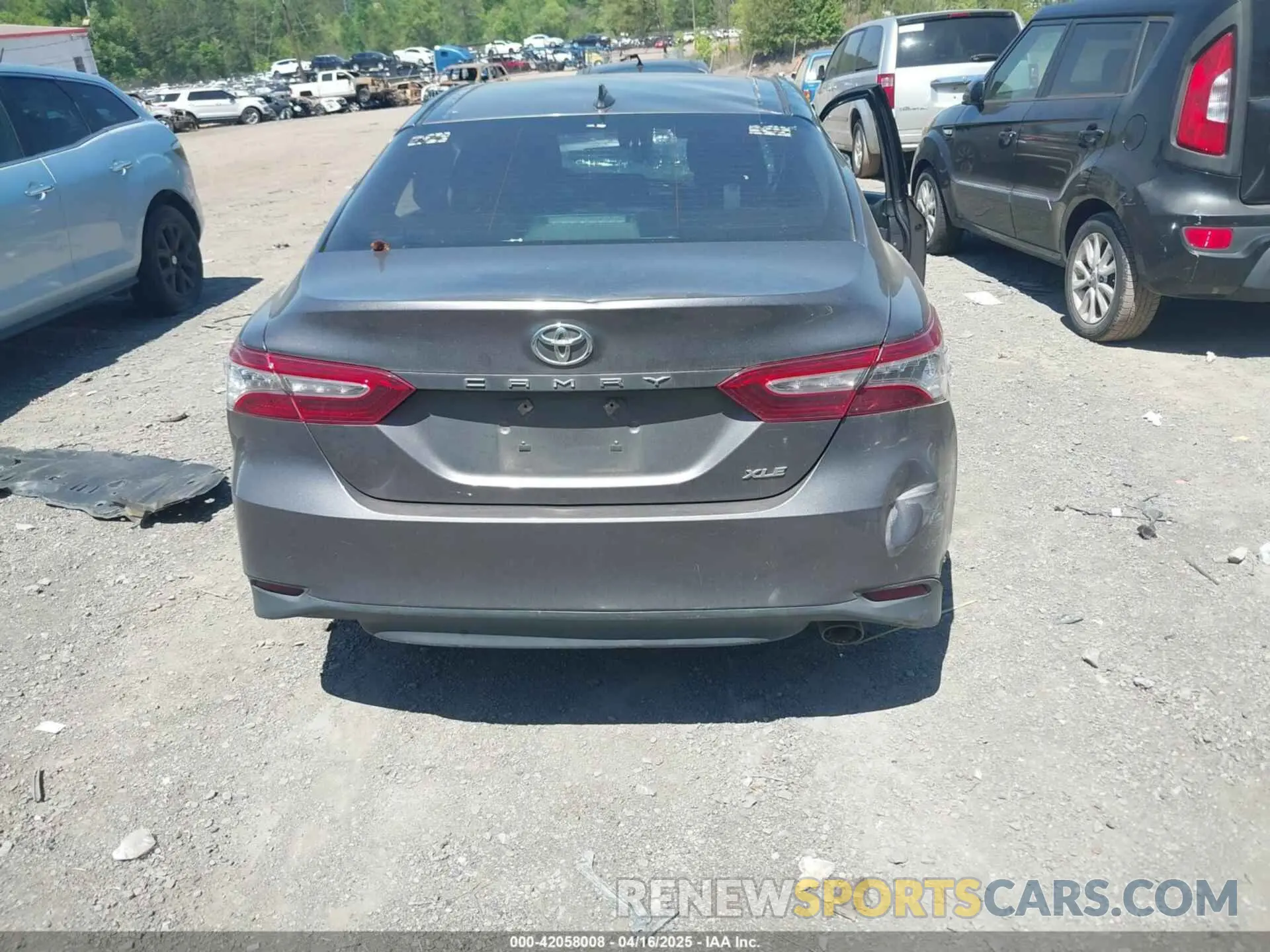 16 Photograph of a damaged car 4T1B11HK3KU163623 TOYOTA CAMRY 2019