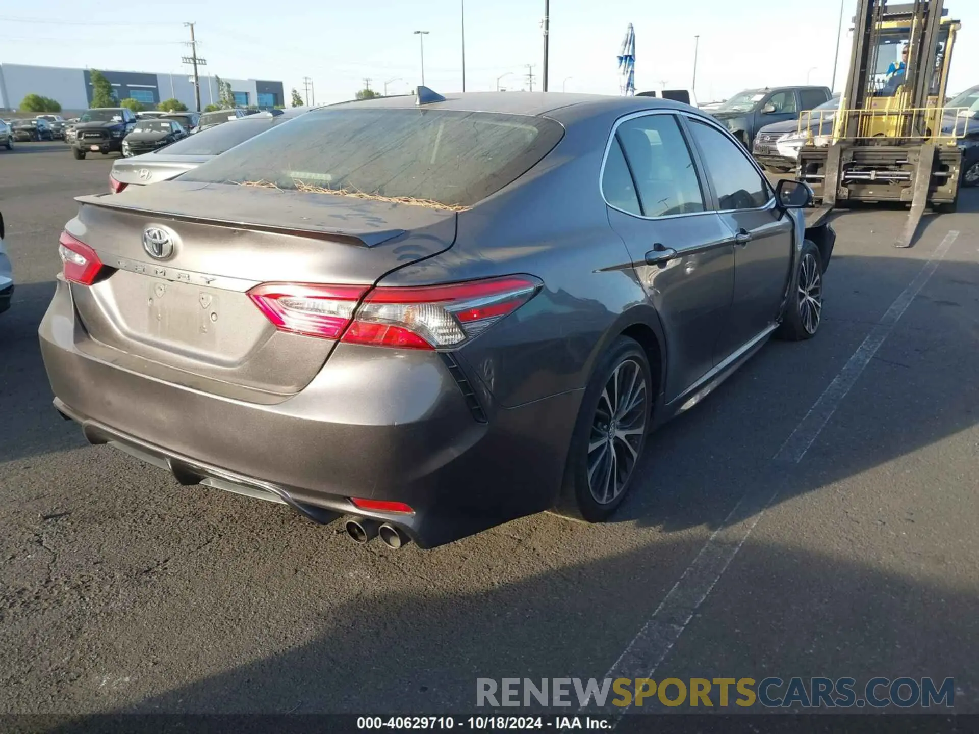 4 Фотография поврежденного автомобиля 4T1B11HK3KU166148 TOYOTA CAMRY 2019