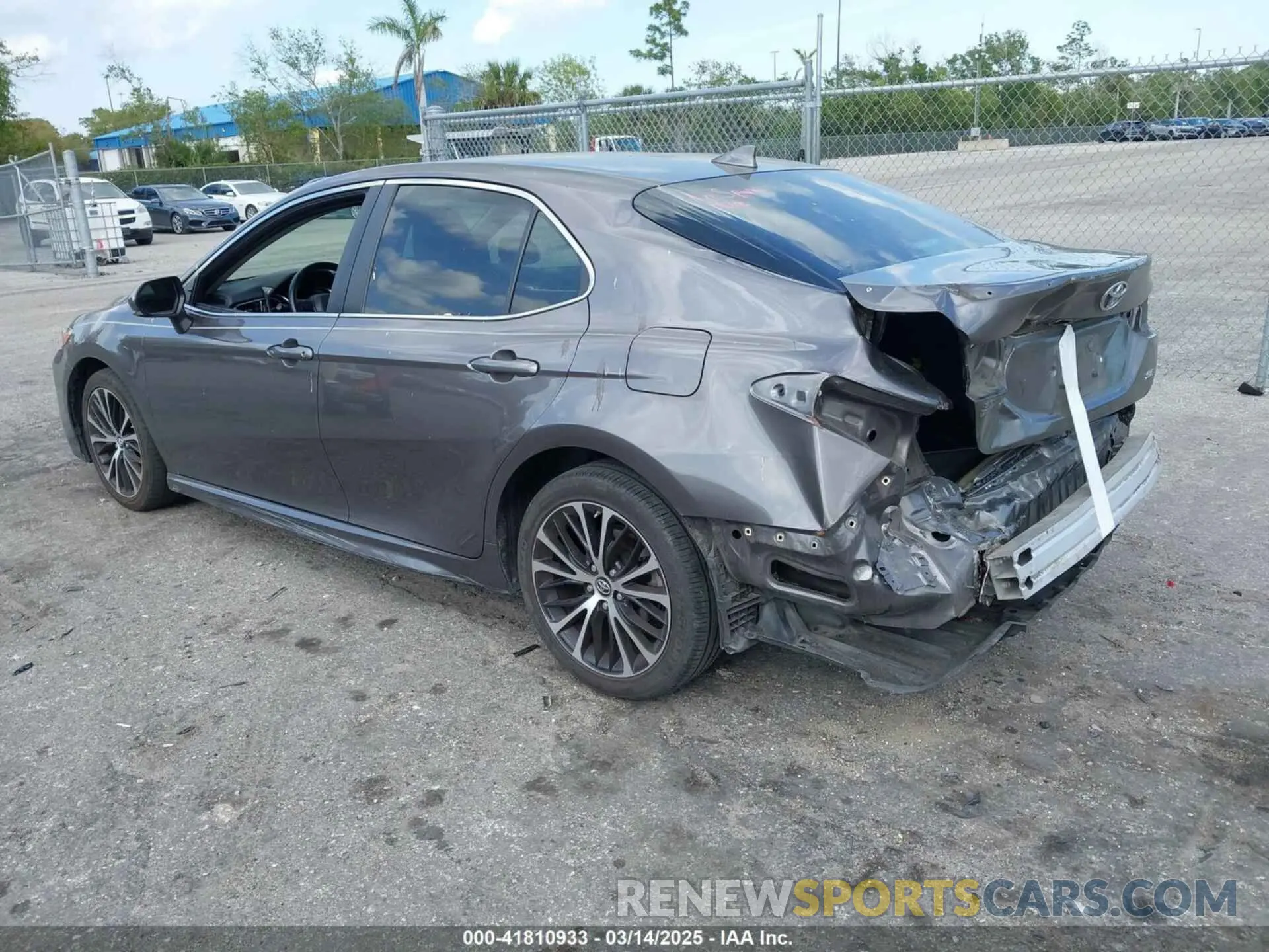 3 Фотография поврежденного автомобиля 4T1B11HK3KU276472 TOYOTA CAMRY 2019