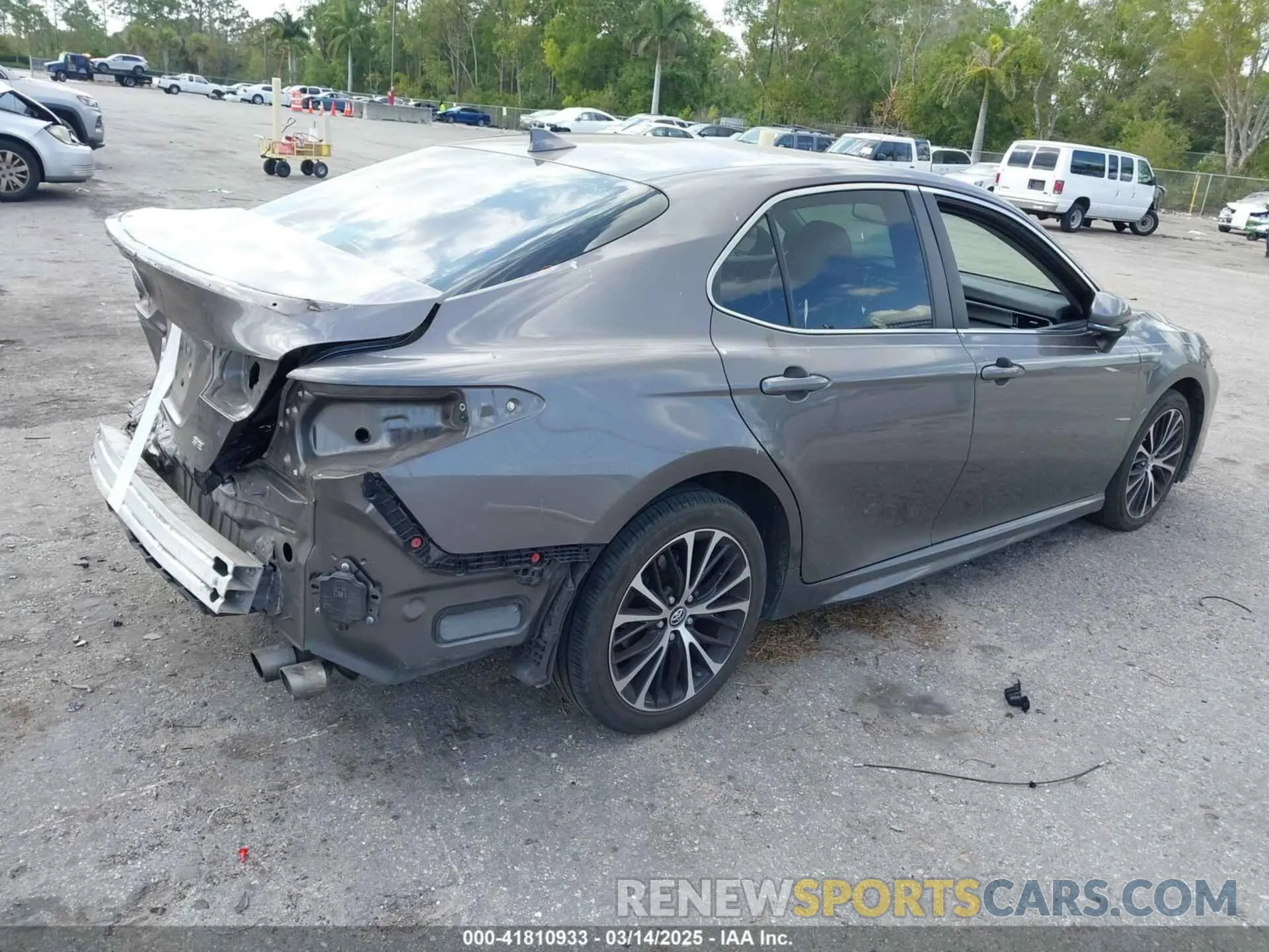 4 Фотография поврежденного автомобиля 4T1B11HK3KU276472 TOYOTA CAMRY 2019