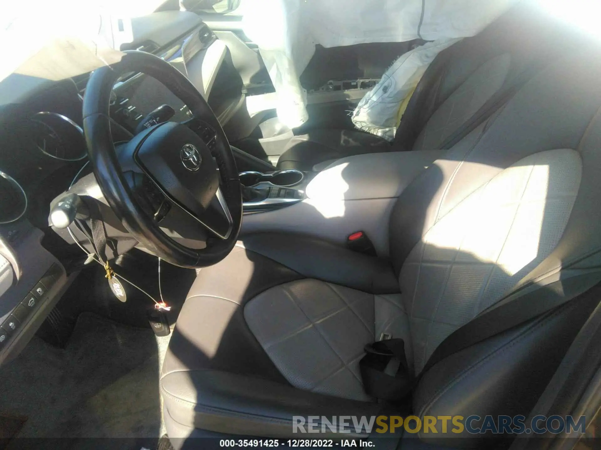 5 Photograph of a damaged car 4T1B11HK3KU727528 TOYOTA CAMRY 2019