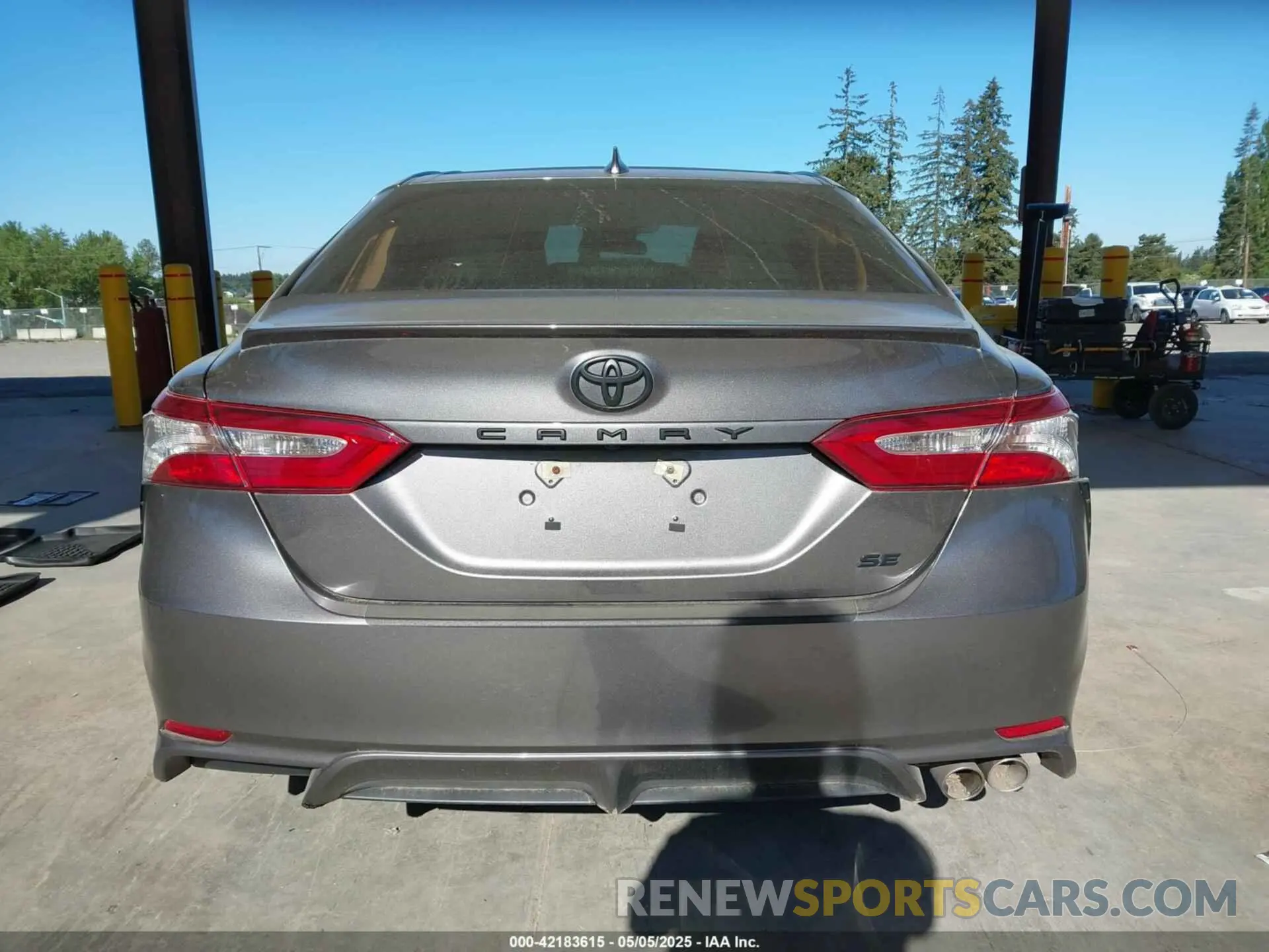 17 Photograph of a damaged car 4T1B11HK3KU795392 TOYOTA CAMRY 2019