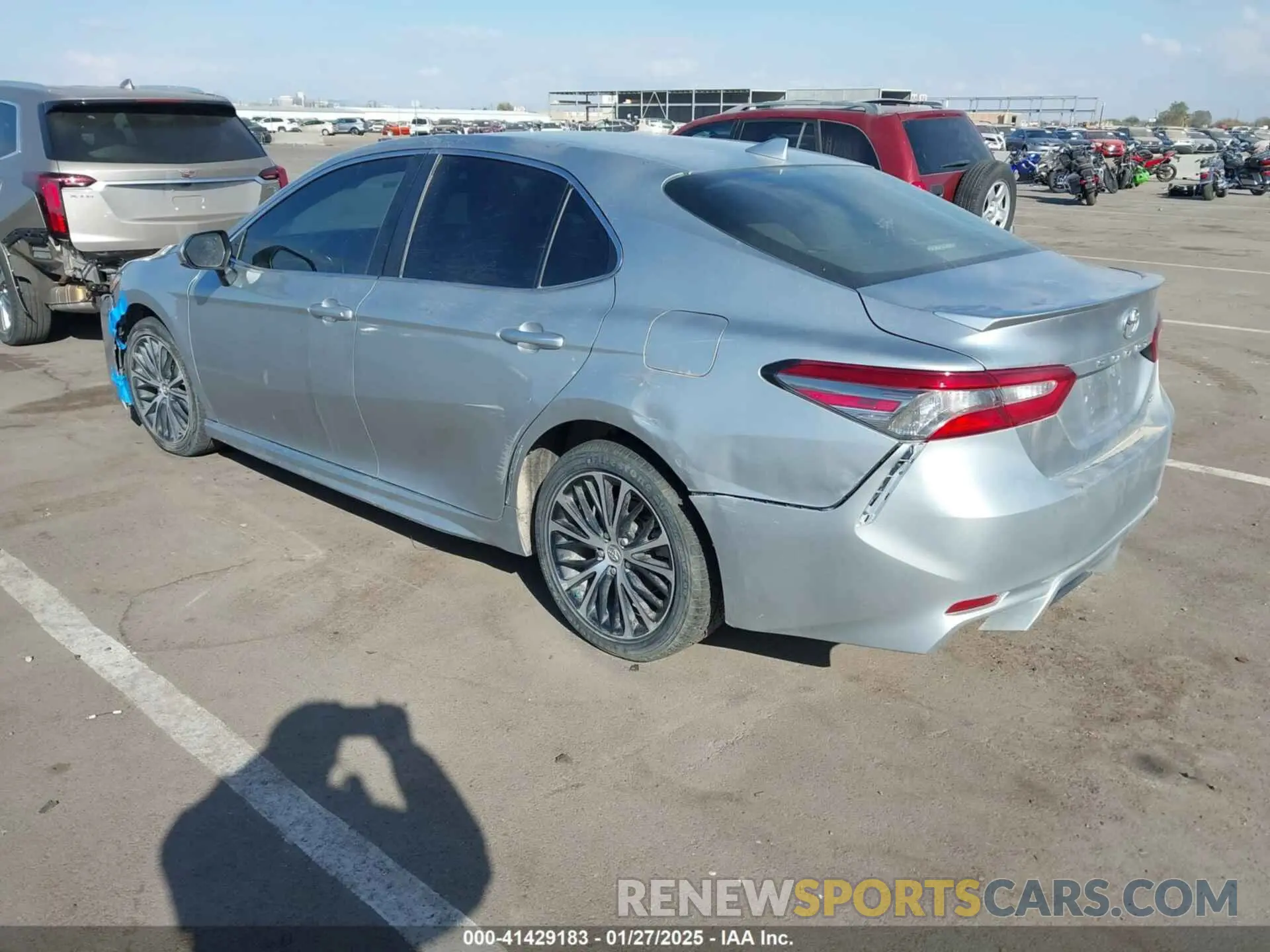 3 Фотография поврежденного автомобиля 4T1B11HK3KU796011 TOYOTA CAMRY 2019