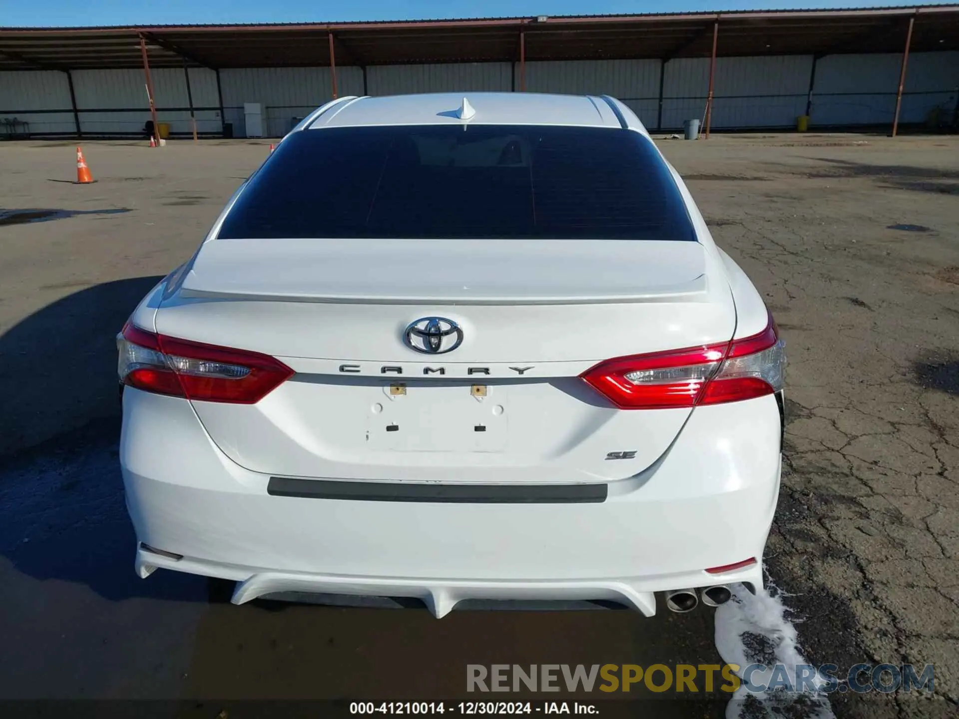 17 Photograph of a damaged car 4T1B11HK4KU169642 TOYOTA CAMRY 2019