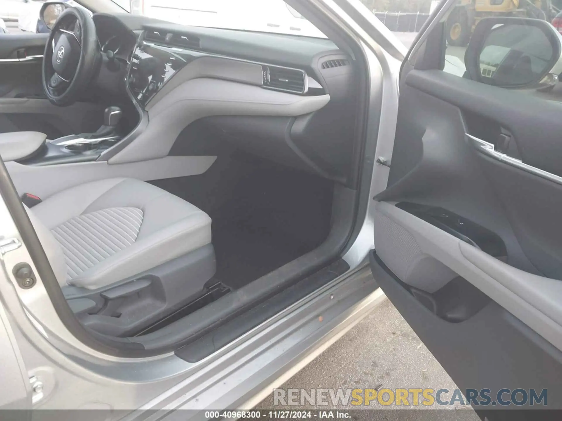 5 Photograph of a damaged car 4T1B11HK4KU180124 TOYOTA CAMRY 2019