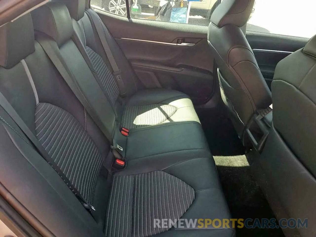 10 Photograph of a damaged car 4T1B11HK4KU690196 TOYOTA CAMRY 2019