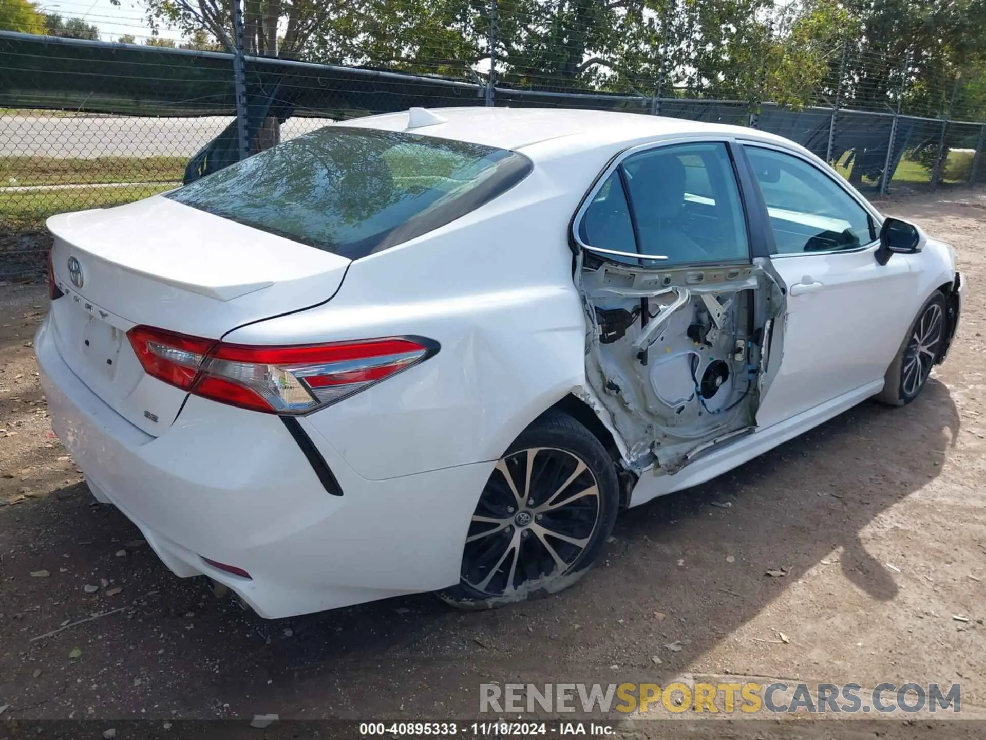 4 Photograph of a damaged car 4T1B11HK4KU729725 TOYOTA CAMRY 2019