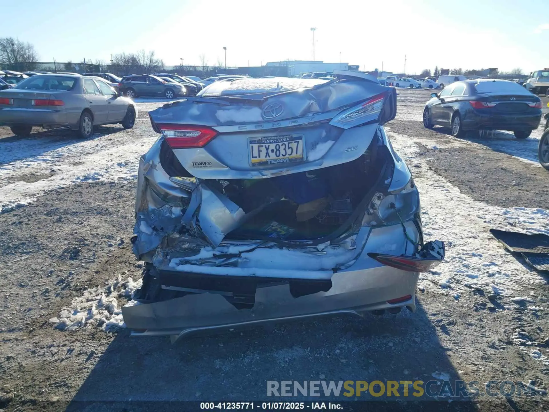 16 Photograph of a damaged car 4T1B11HK4KU744175 TOYOTA CAMRY 2019
